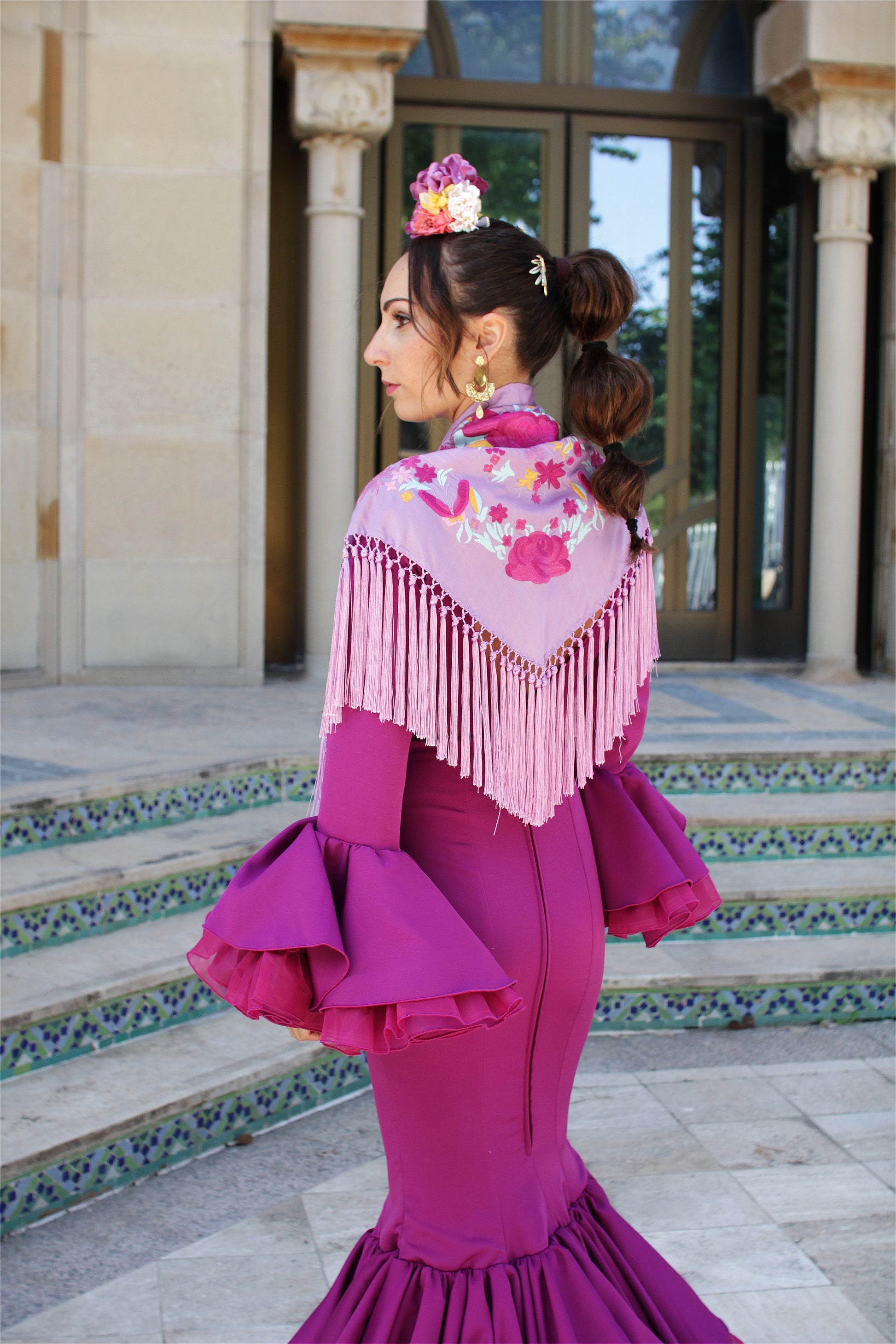 Añade un toque romántico y elegante a tu traje de flamenca con el manton lila Elena. Hecho en seda de alta calidad y decorado con flores buganvilla y amarillo.