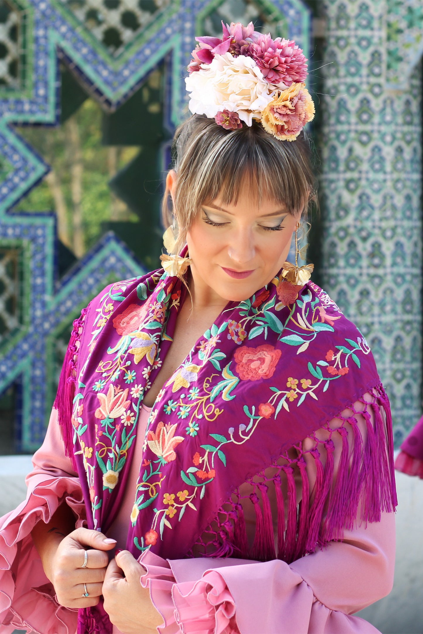 Destaca en ferias y romerías con el vibrante manton buganvilla Elena, diseñado en seda con flores en tonos naranja.