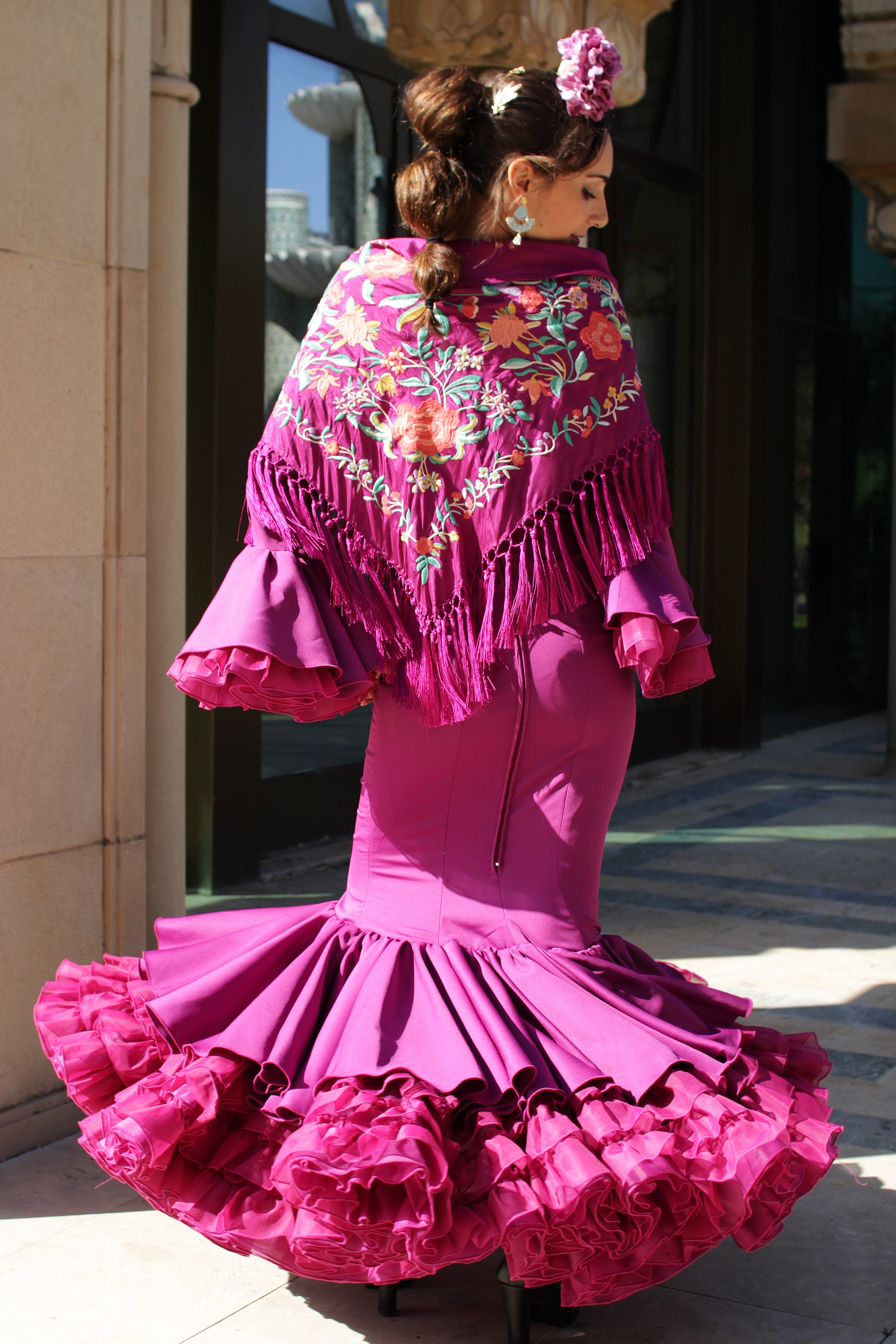 Completa tu look flamenco con el manton Elena en color buganvilla, un accesorio artesanal con flores en naranja.