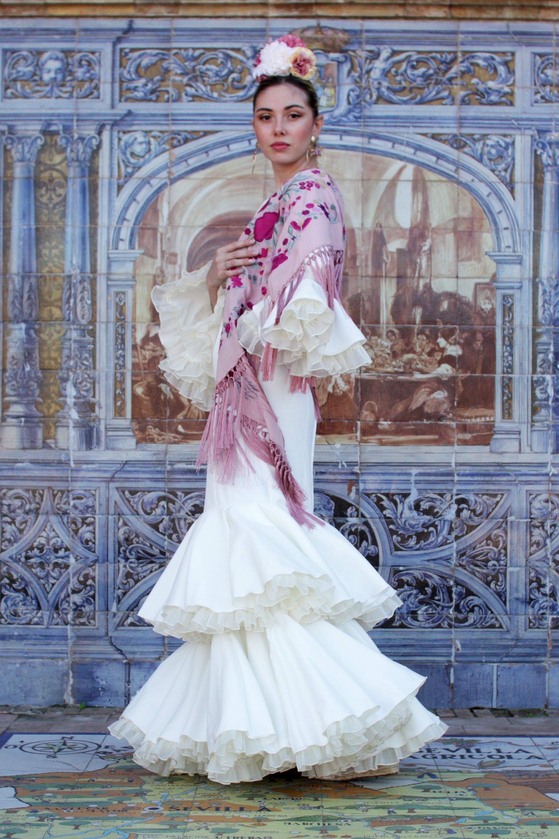 El manton Noa en rosa y diseño floral buganvilla, elaborado en algodón y flecos de seda, es ideal para añadir feminidad a tu look flamenco.