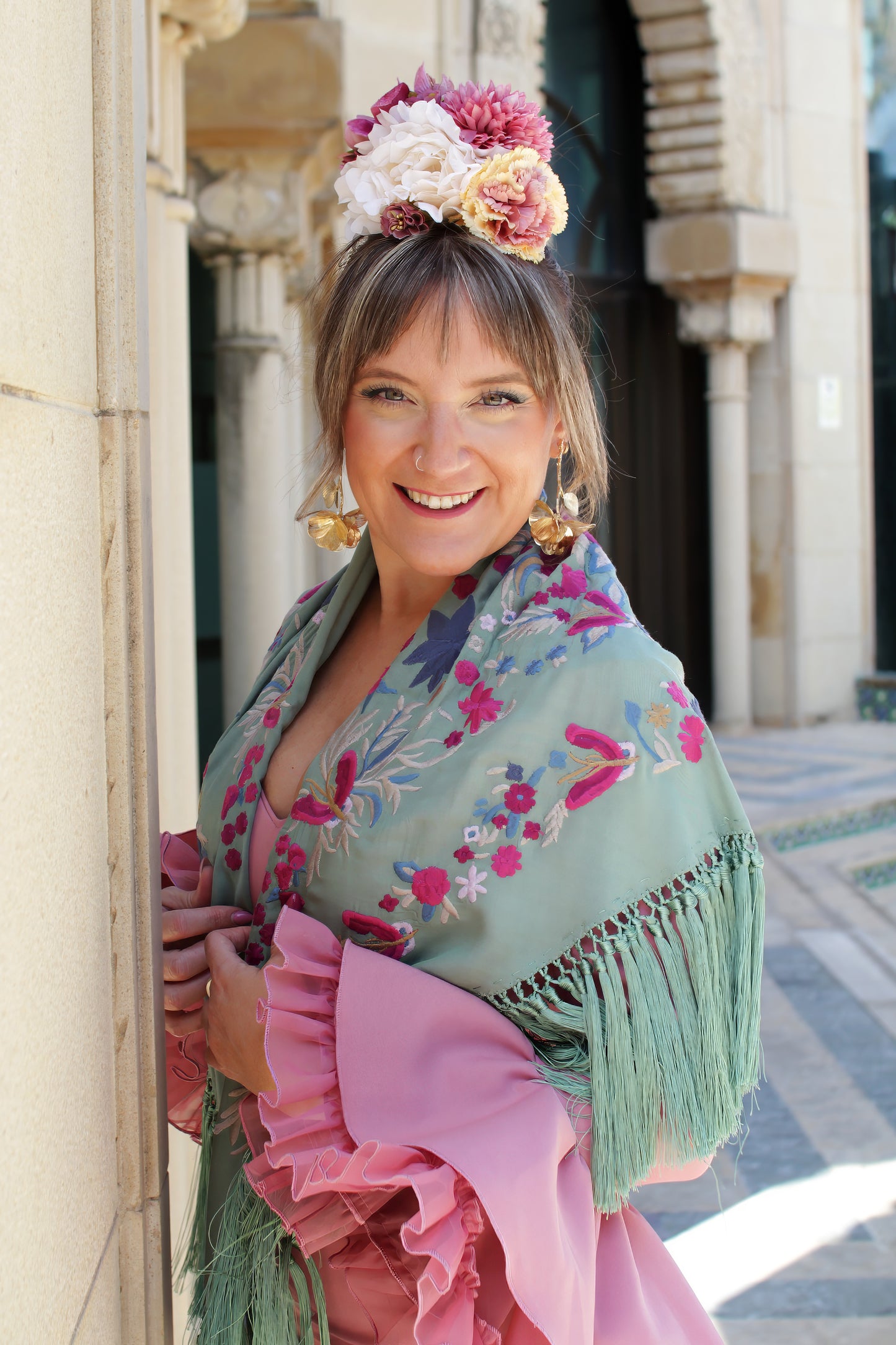 Completa tu look flamenco con el manton verde jabonoso Noa. Diseño floral en buganvilla, confeccionado en algodón con flecos de seda.