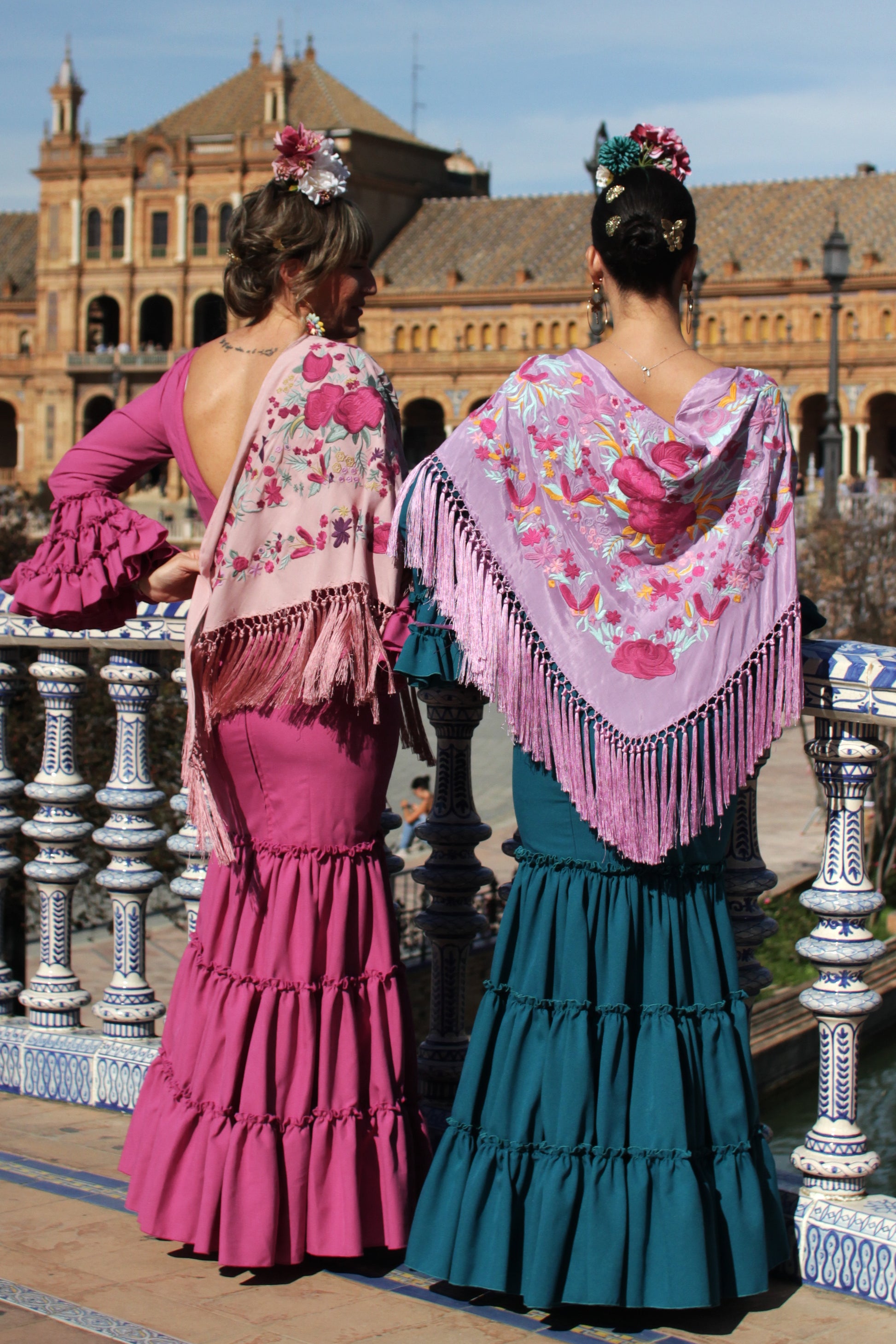 Confeccionado en seda y decorado con flores buganvilla y amarillo, el manton de flamenca Elena es un accesorio imprescindible. Hecho en Cantillana, es pura elegancia flamenca.