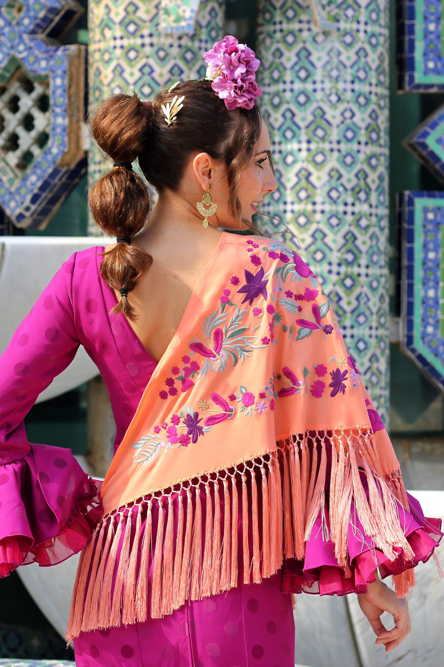 Añade un toque alegre y sofisticado a tu outfit flamenco con el manton Noa en mandarina y buganvilla. Confeccionado en algodón y rematado con flecos de seda.