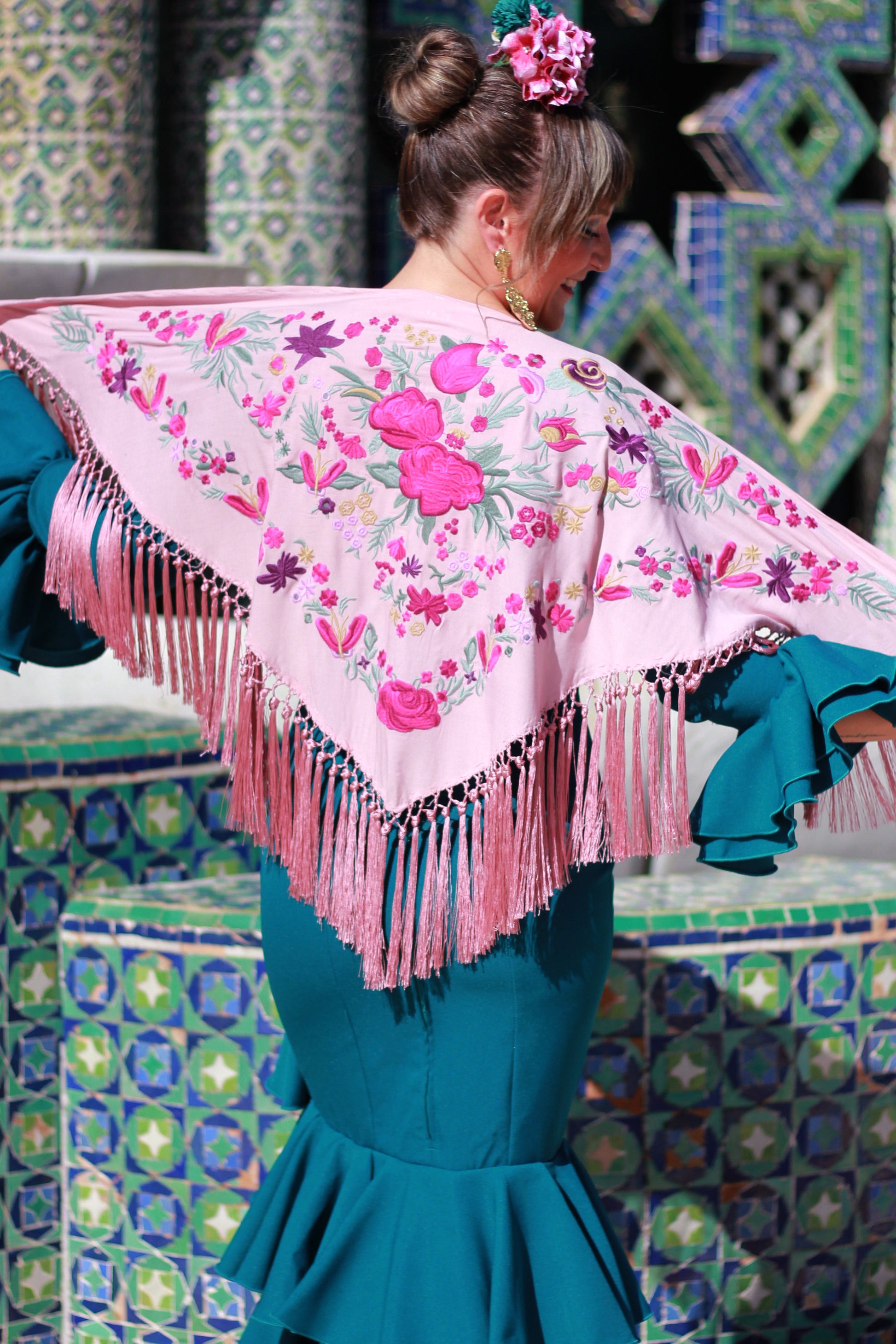 Dale un toque romántico a tu look flamenco con el manton rosa Noa. Con flores buganvilla y flecos de seda, es elegante y artesanal.