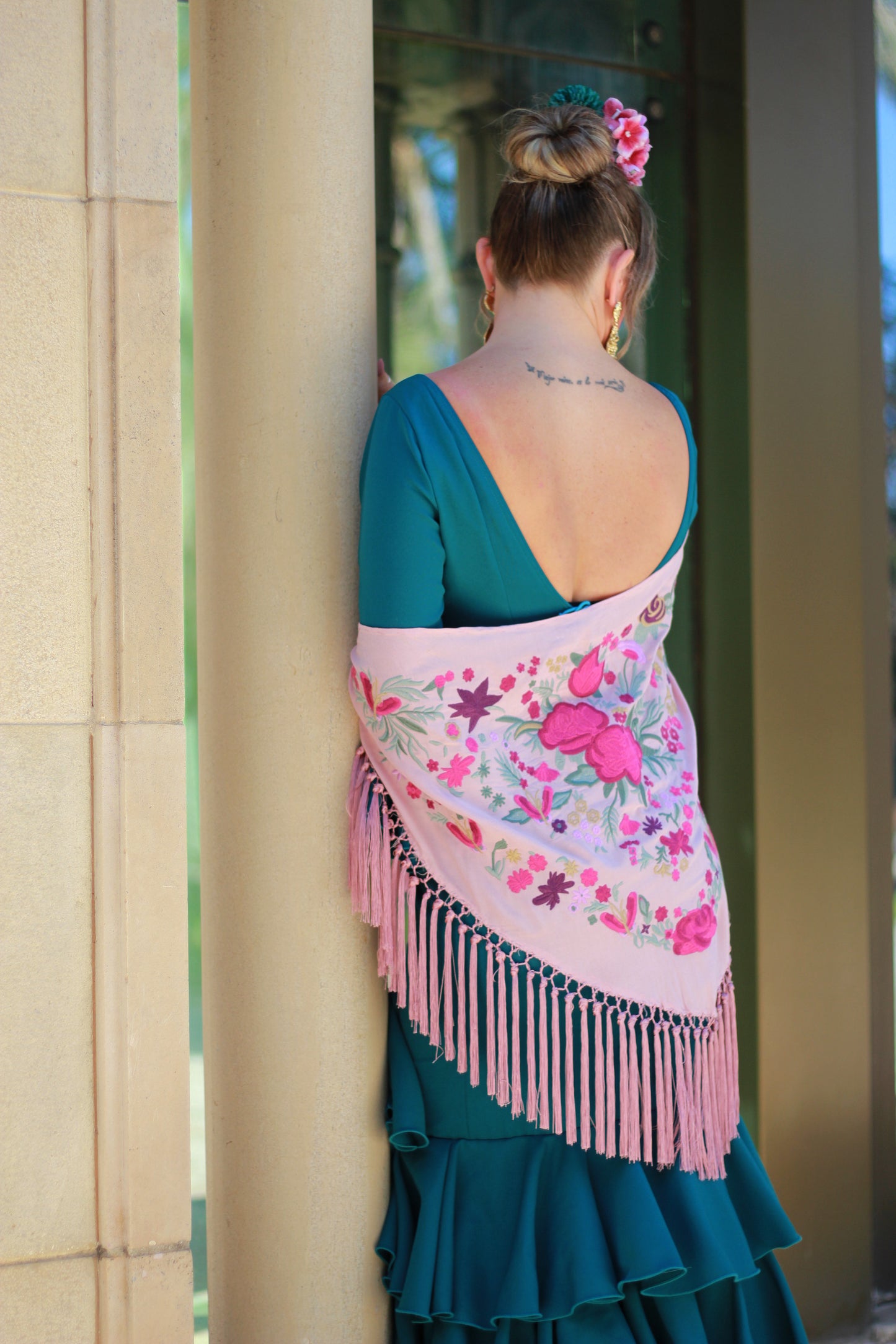 Añade un toque elegante a tu outfit flamenco con el manton Noa en rosa y diseño floral buganvilla. Artesanía hecha en Cantillana.