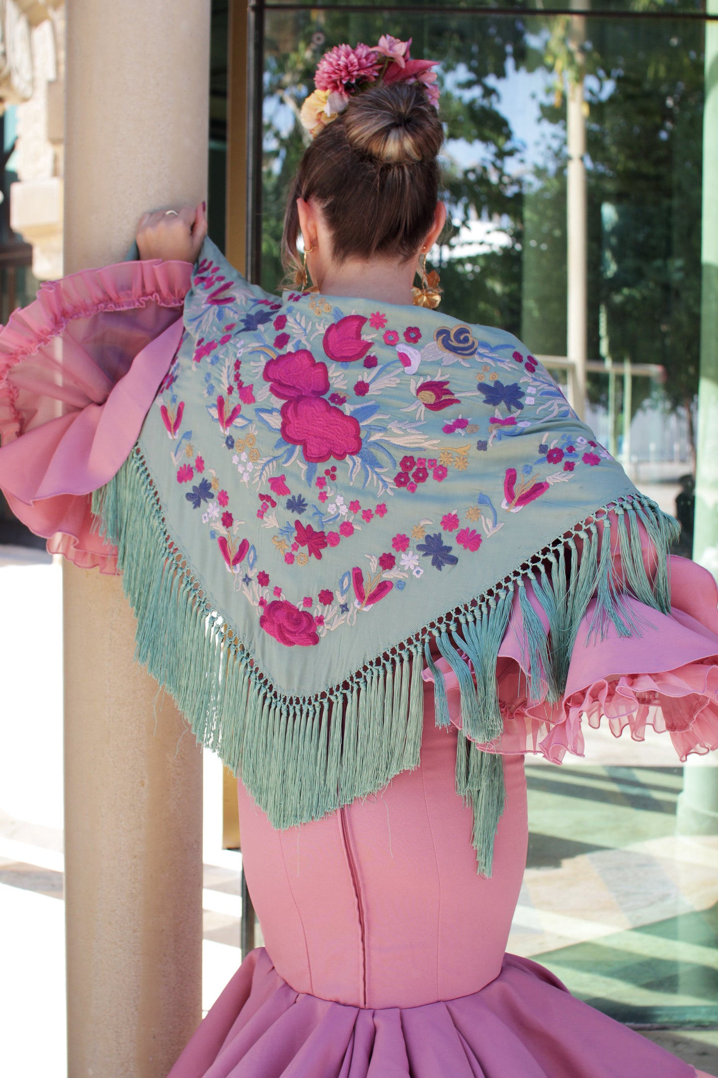 Descubre la frescura y elegancia del manton verde jabonoso Noa, elaborado en Cantillana con flores buganvilla y flecos de seda.