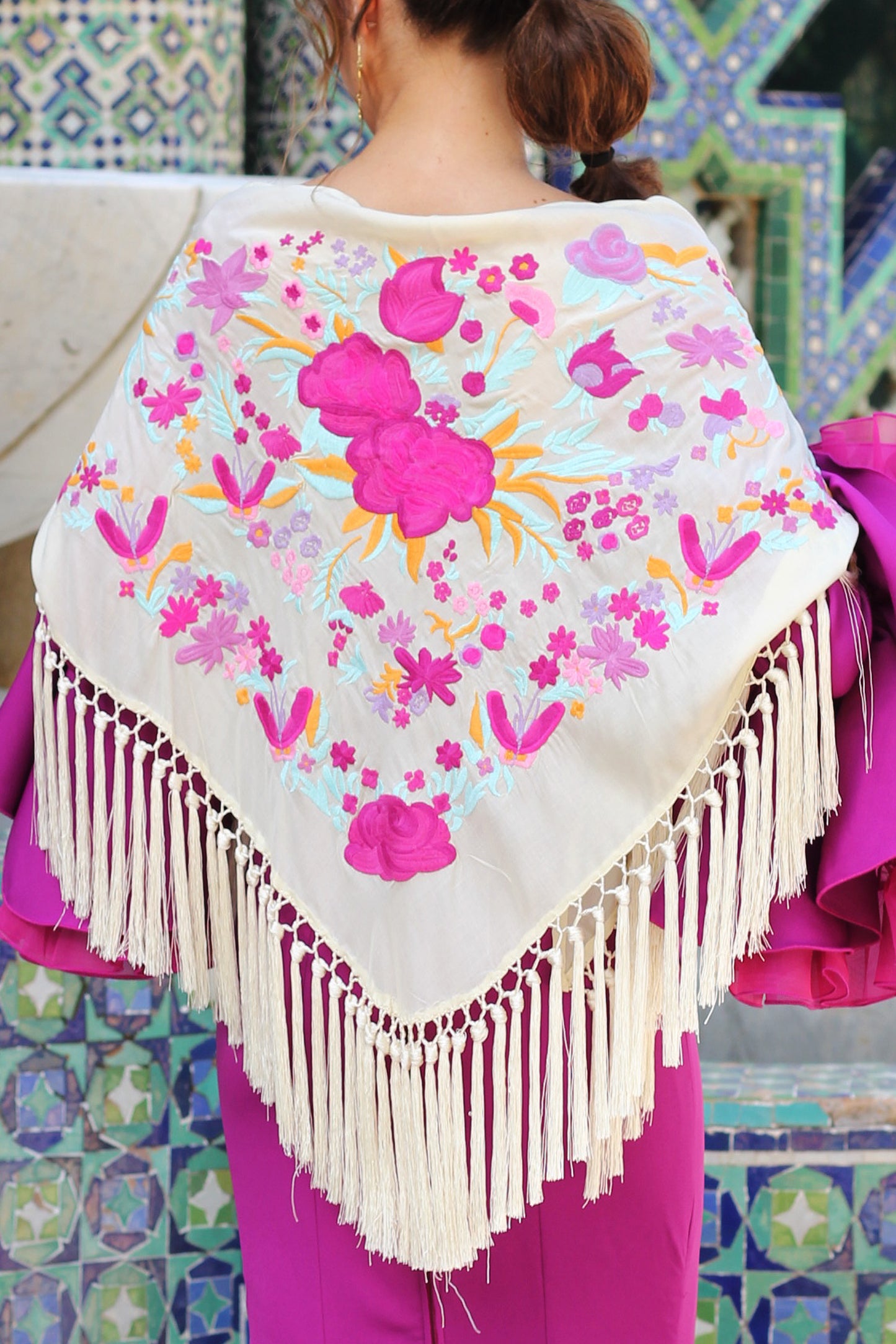 Completa tu traje de flamenca con el manton beige Elena, un accesorio de seda con flores en buganvilla y lila.