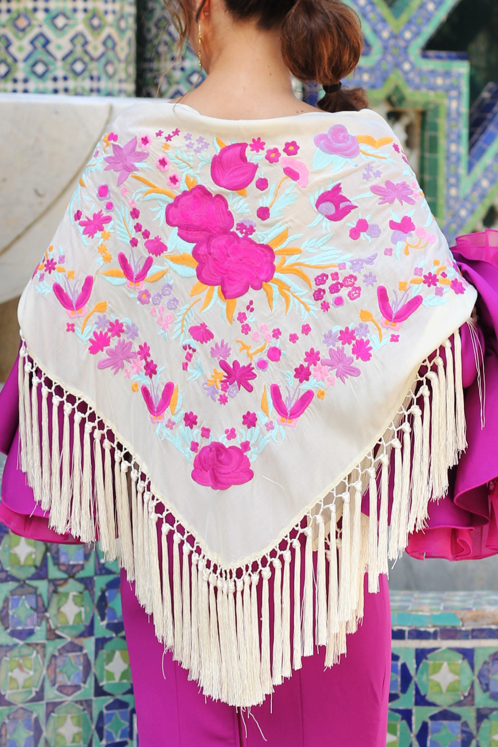 Completa tu traje de flamenca con el manton beige Elena, un accesorio de seda con flores en buganvilla y lila.