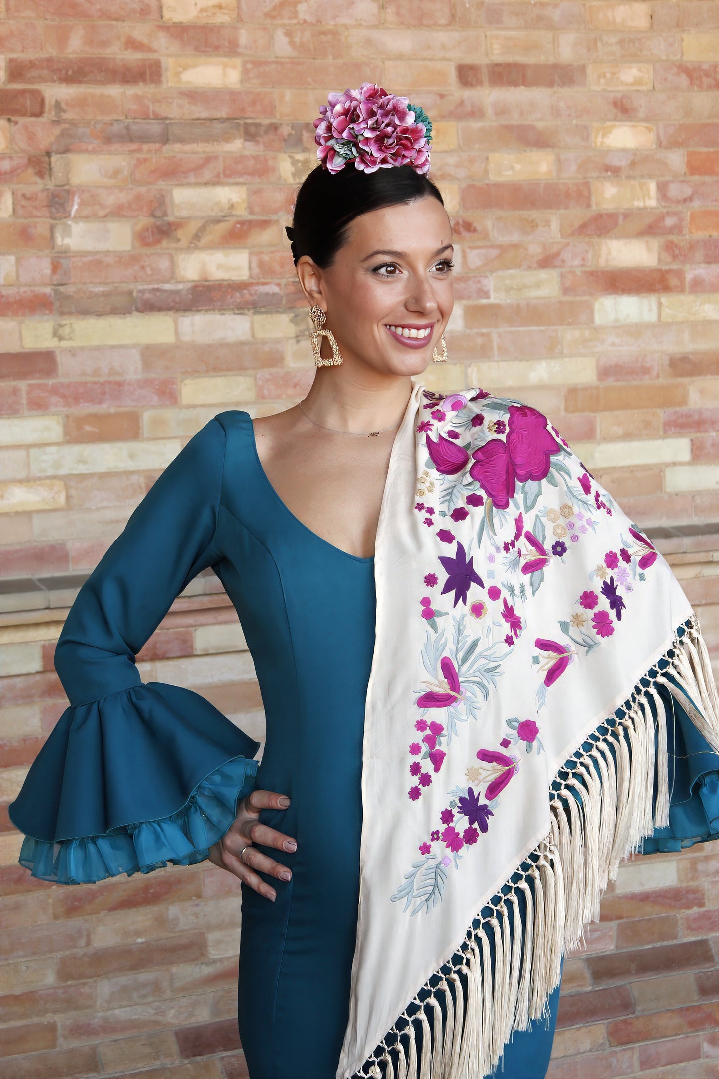 El manton Noa en beige, con flores buganvilla, añade un toque delicado y sofisticado a tu traje flamenco.