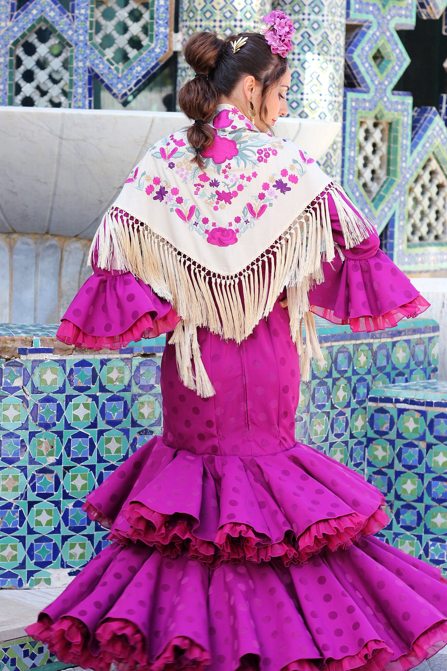 Completa tu look flamenco con el manton beige Noa y su delicado diseño floral en buganvilla, ideal para la feria.