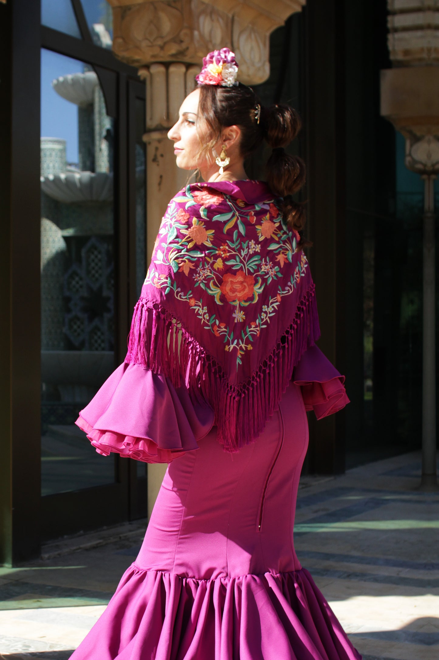 Elegancia y color en un solo accesorio: el manton buganvilla Elena con diseño floral naranja para ferias y romerías.