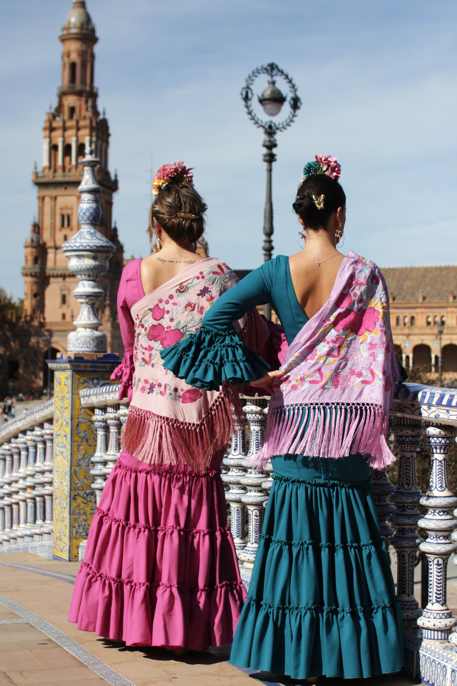 El manton de flamenca Elena combina lila, buganvilla y amarillo en un diseño floral único. Perfecto para realzar tu look en la feria con un accesorio hecho en Cantillana.