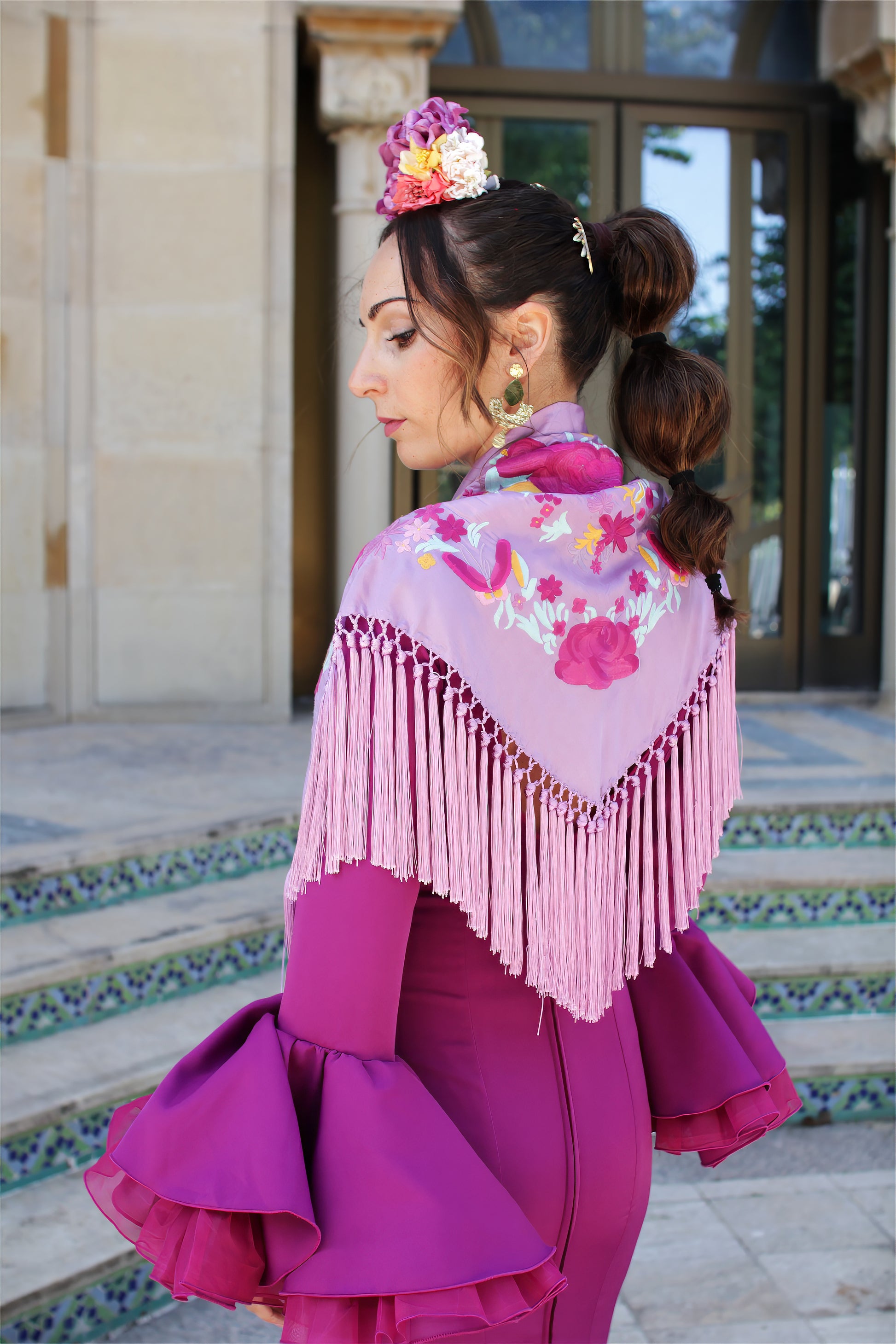 Descubre el manton de flamenca lila Elena con diseño floral en buganvilla y amarillo. Confeccionado en seda y hecho en Cantillana, es ideal para añadir elegancia a tu look flamenco.