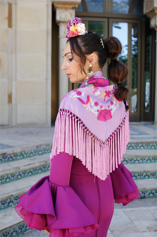 Descubre el manton de flamenca lila Elena con diseño floral en buganvilla y amarillo. Confeccionado en seda y hecho en Cantillana, es ideal para añadir elegancia a tu look flamenco.
