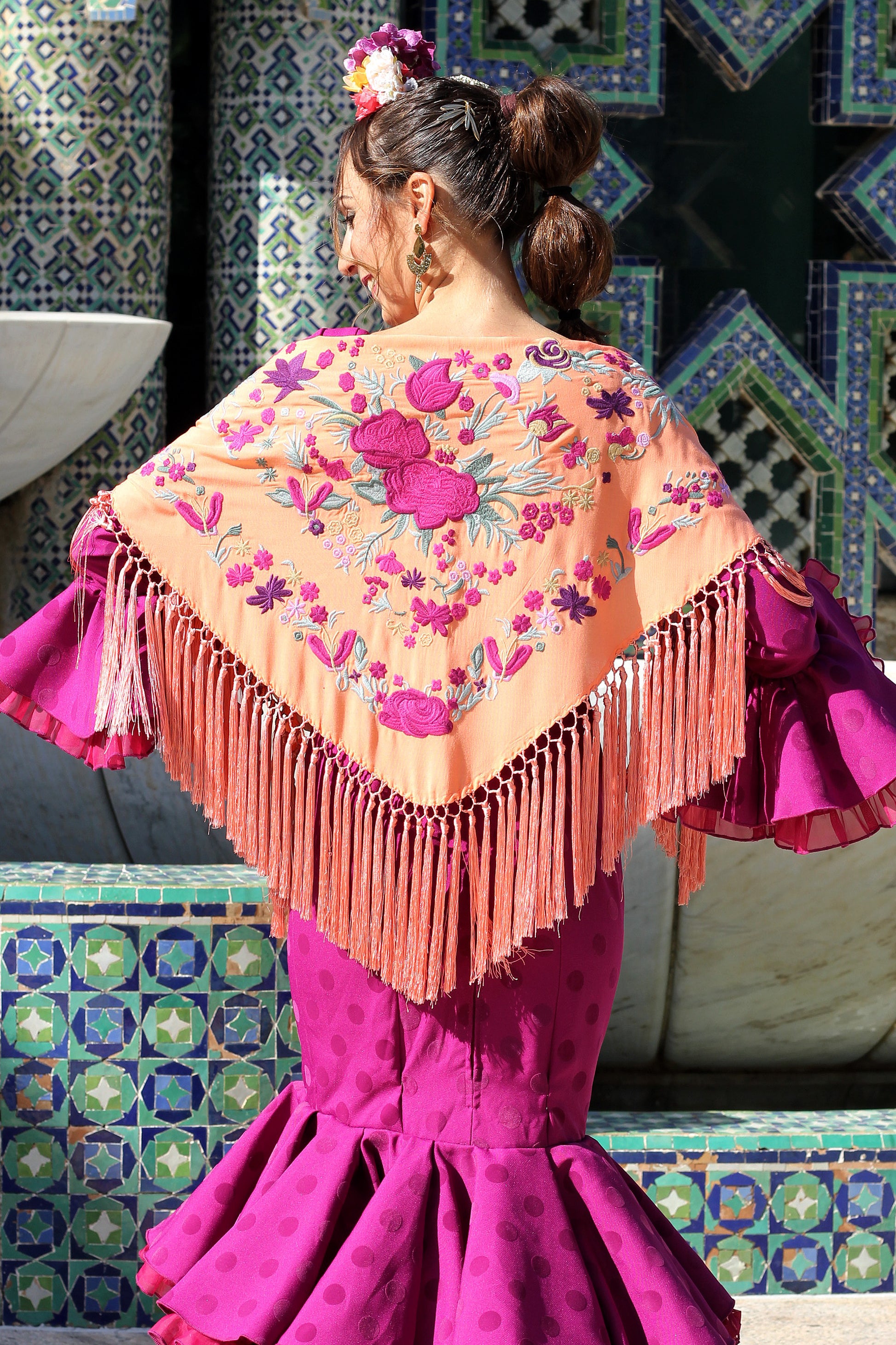 Realza tu traje de flamenca con el manton mandarina Noa. Confeccionado en algodón y flecos de seda, su diseño floral buganvilla aporta sofisticación y alegría.