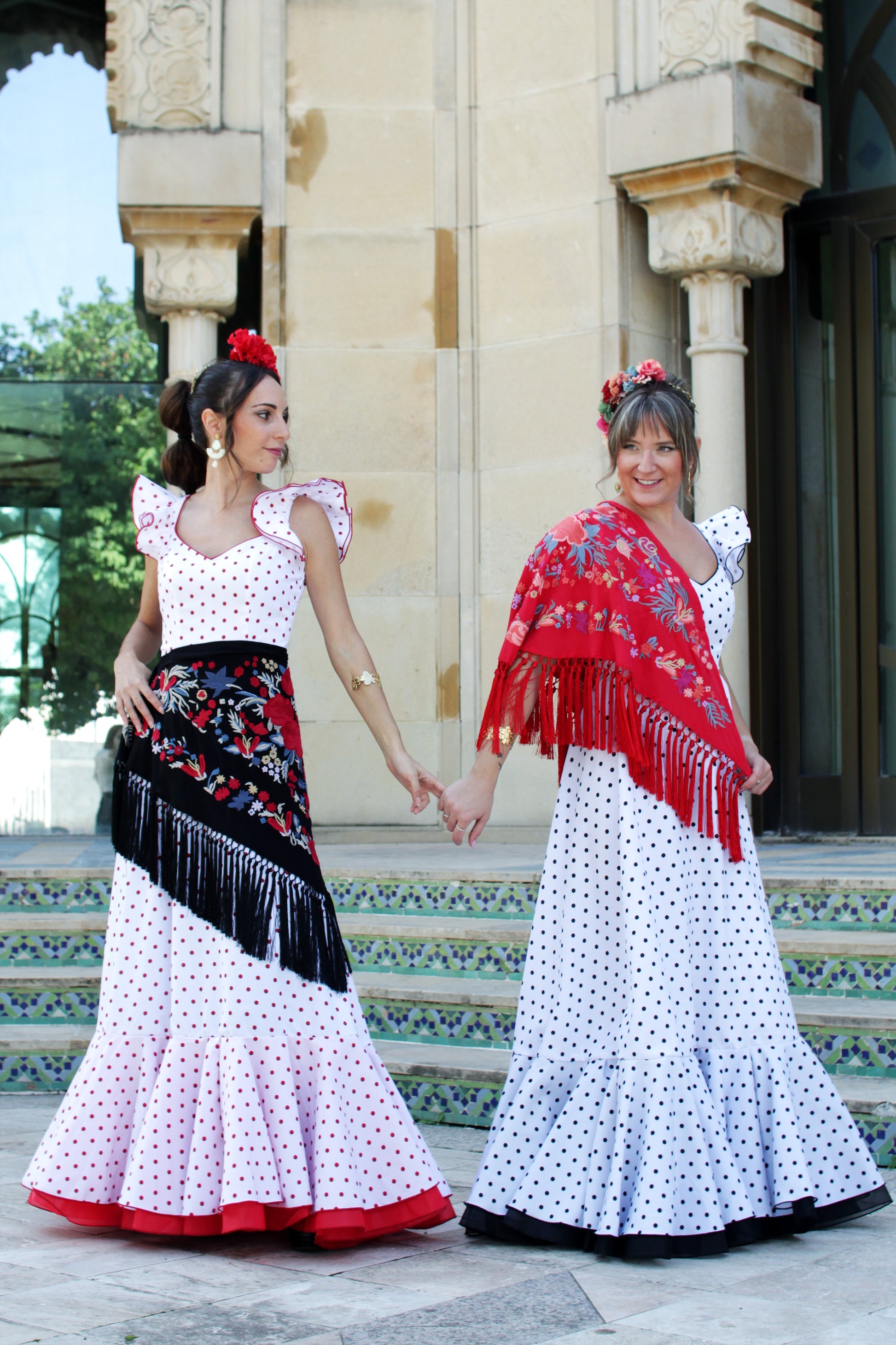 Hecho en Cantillana, el manton negro Noa con flores en rojo y azul es una pieza artesanal perfecta para destacar con elegancia.