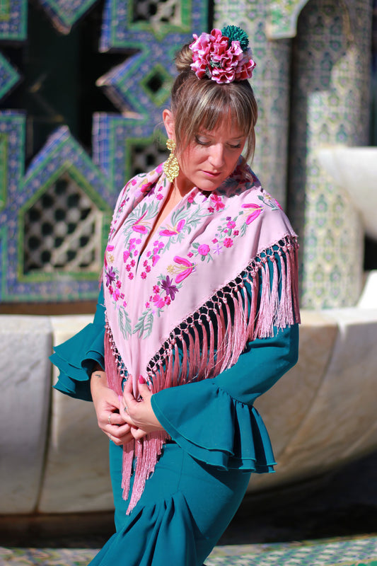 Descubre el manton de flamenca rosa Noa con diseño floral buganvilla, confeccionado en algodón y flecos de seda. Elegancia artesanal hecha en Cantillana.
