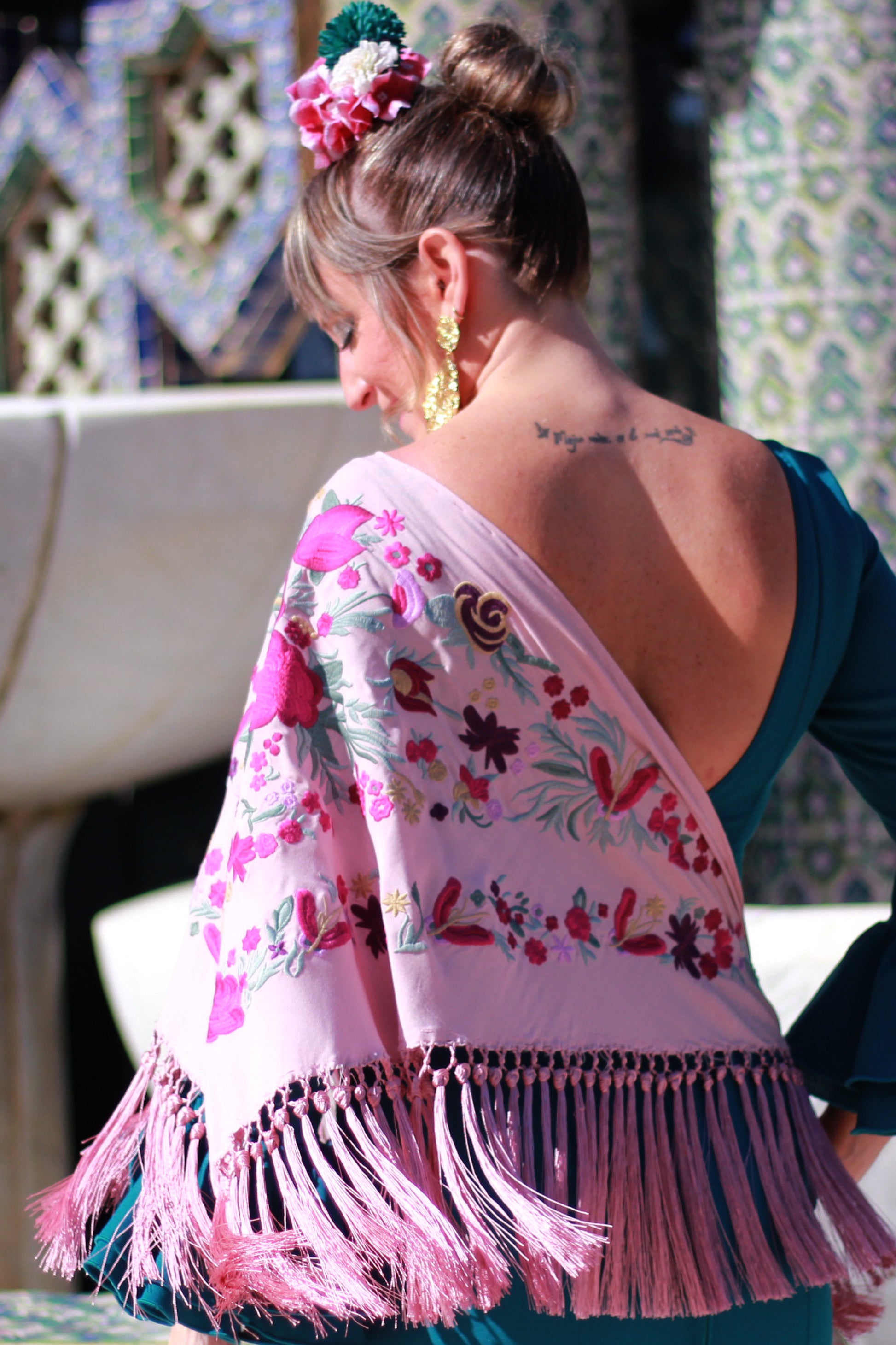 Con el mantón de flamenca rosa Noa, con su delicada flor en buganvilla y flecos de seda, lograrás un toque elegante y femenino para tu traje de flamenca. Hecho en Cantillana, es ideal para ocasiones especiales como la Feria de Abril.
