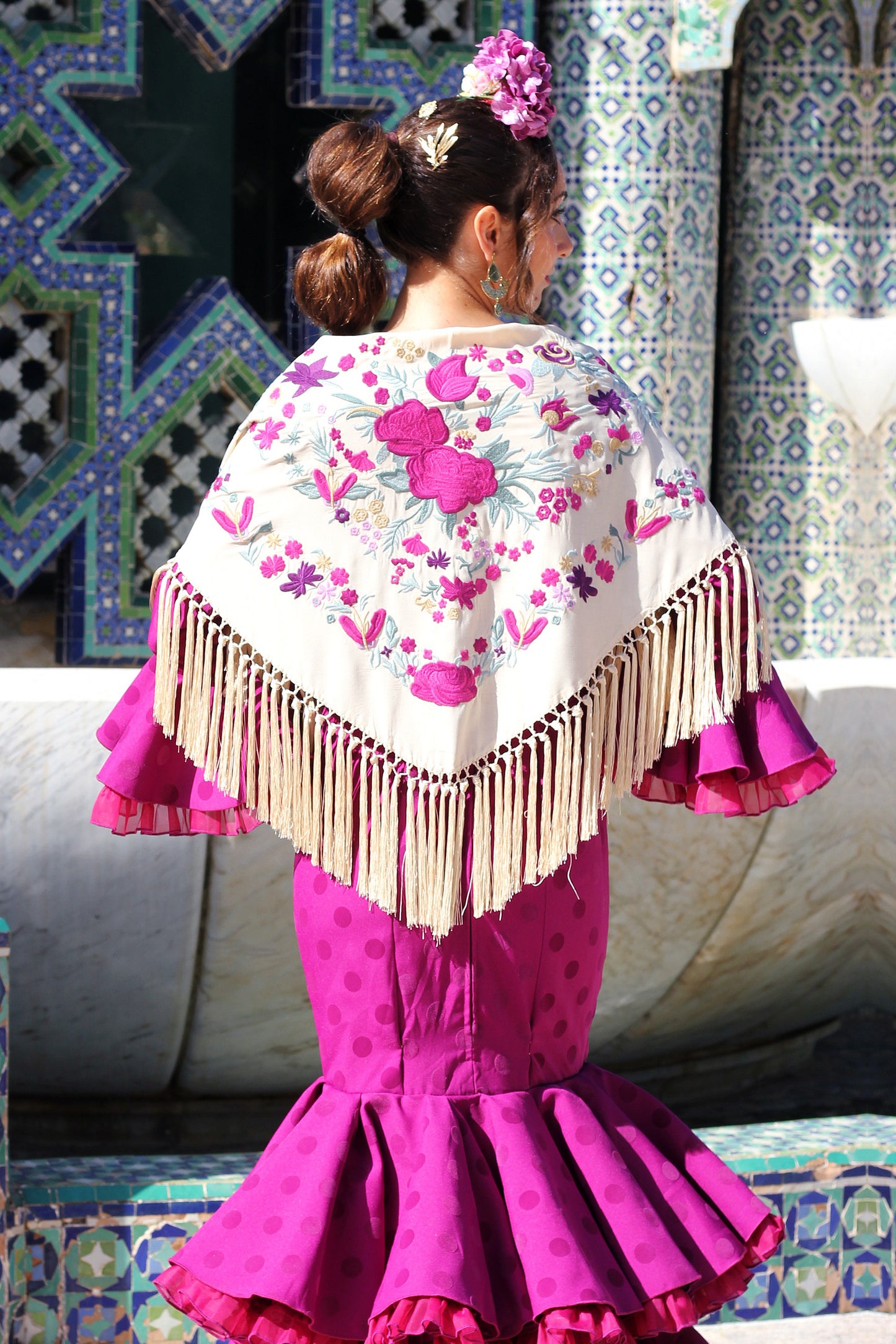 La suavidad del manton beige Noa con flor buganvilla es ideal para complementar tu traje flamenco con elegancia.