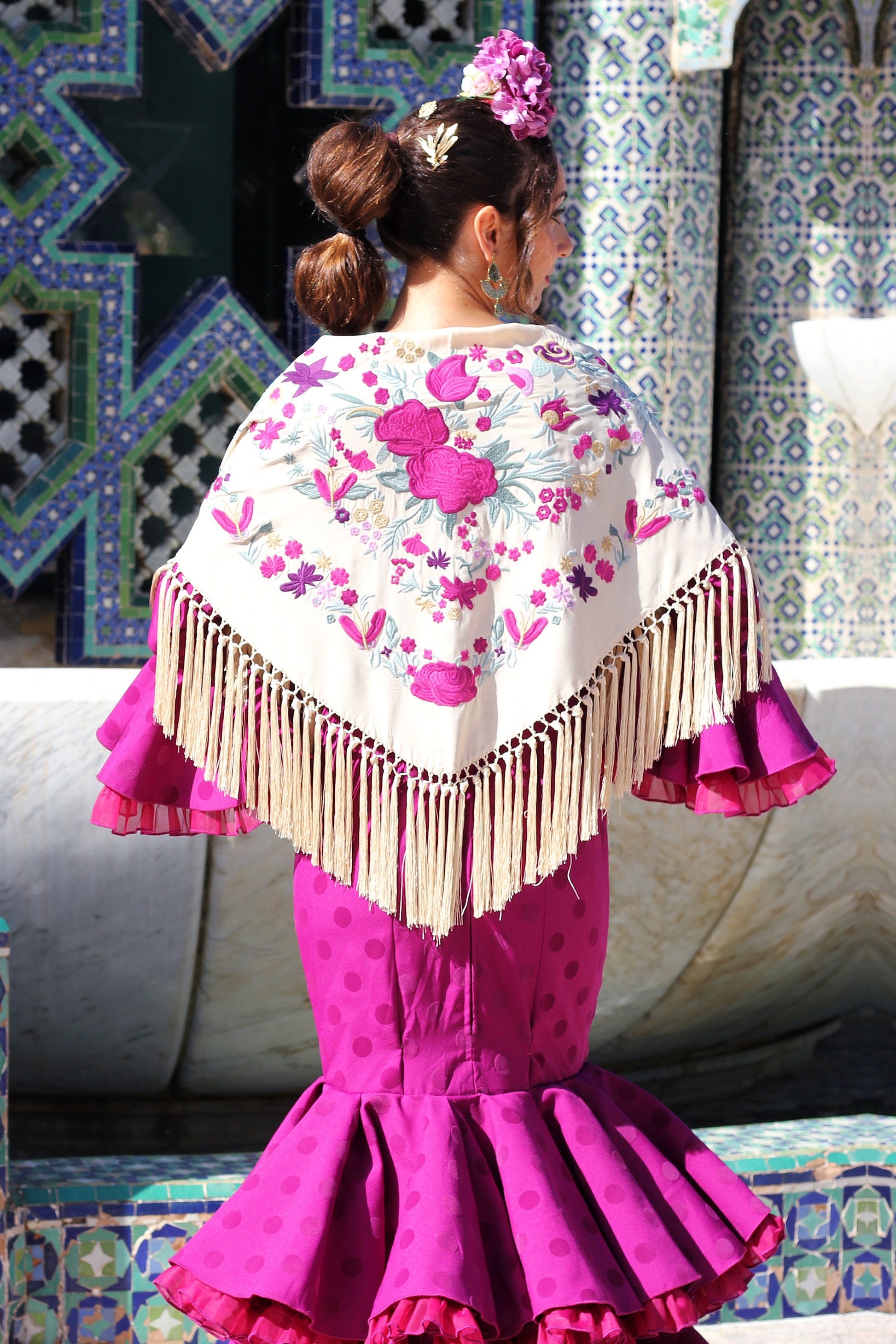 La suavidad del manton beige Noa con flor buganvilla es ideal para complementar tu traje flamenco con elegancia.