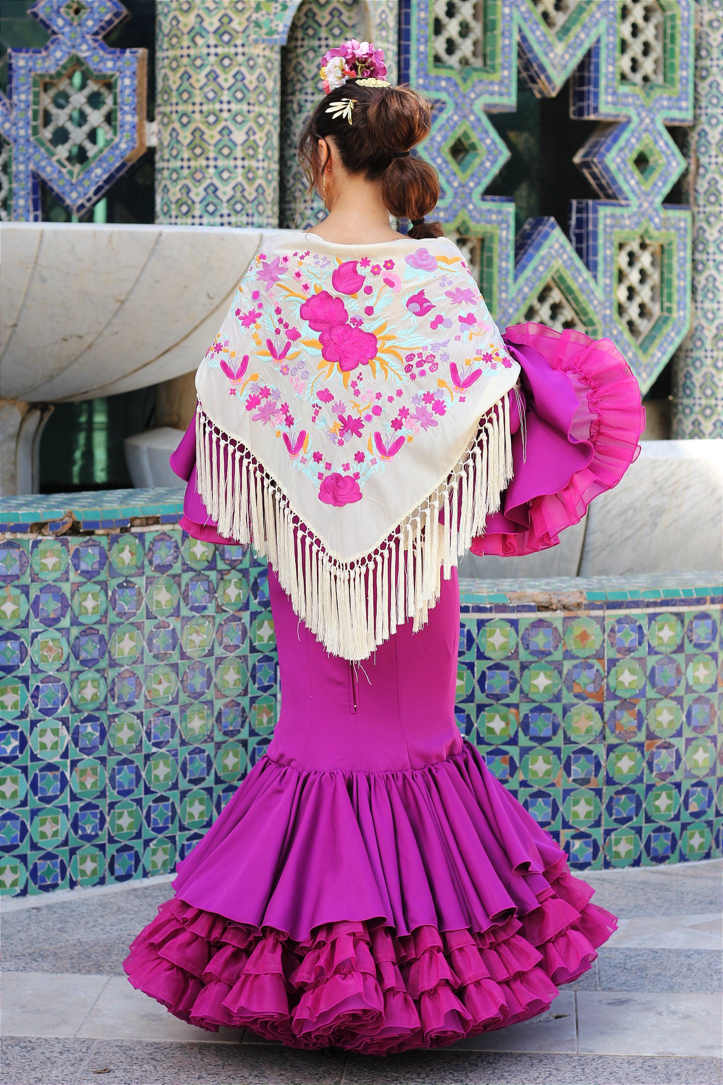 El manton beige Elena combina tonos buganvilla y lila para un look flamenco sofisticado y lleno de color.