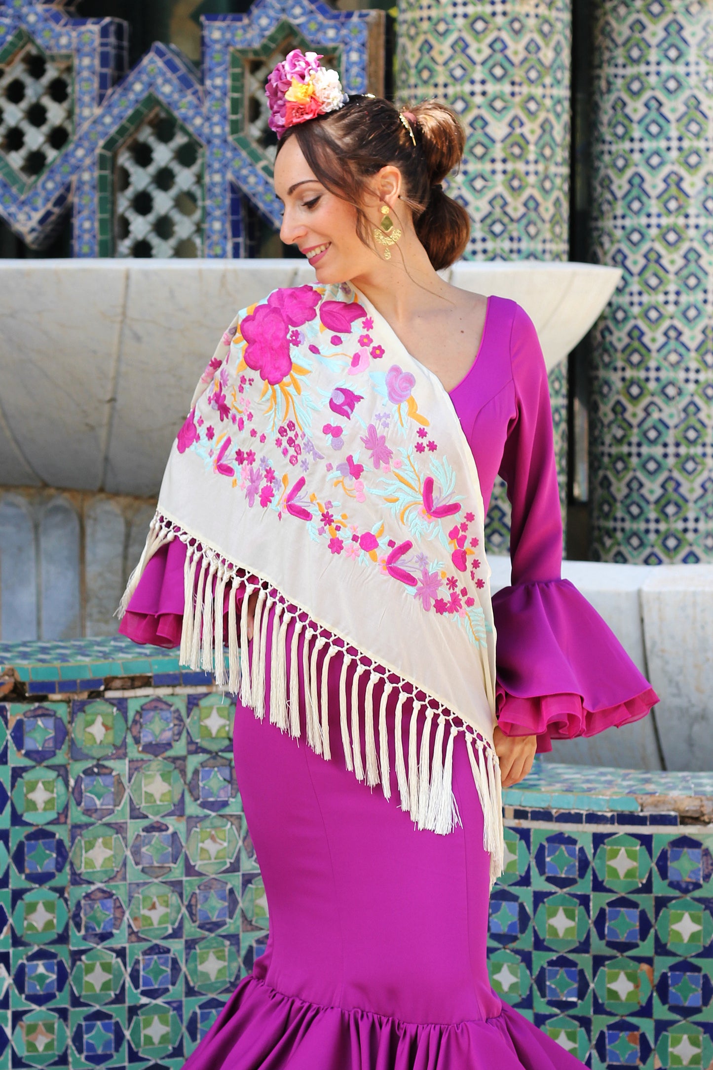 Descubre el manton de flamenca beige Elena con flores en buganvilla y lila. Elegancia y estilo en una pieza artesanal de seda.