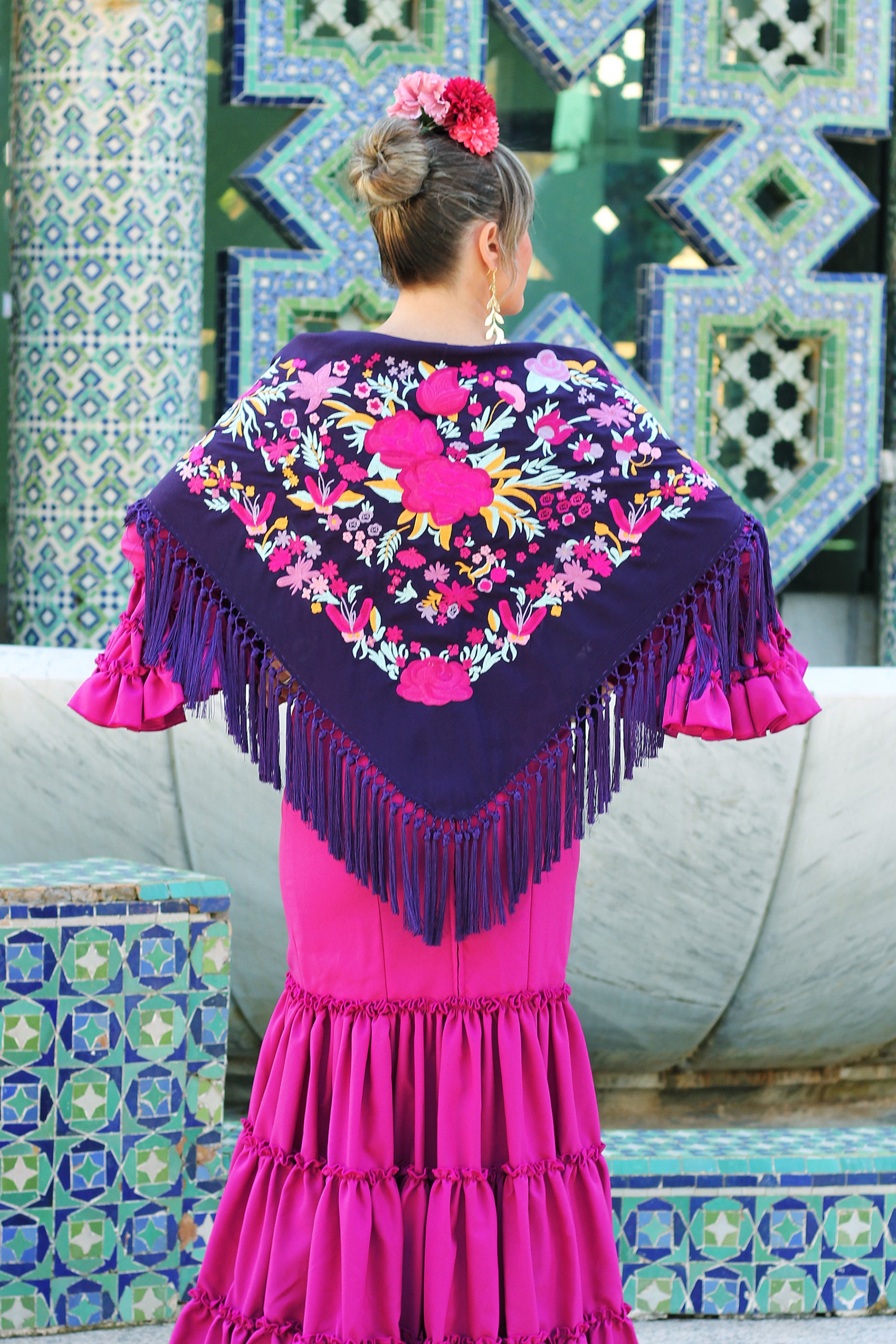 El mantón morado Elena, con un elegante diseño floral en buganvilla y amarillo, es la elección perfecta para destacar en cualquier evento flamenco.