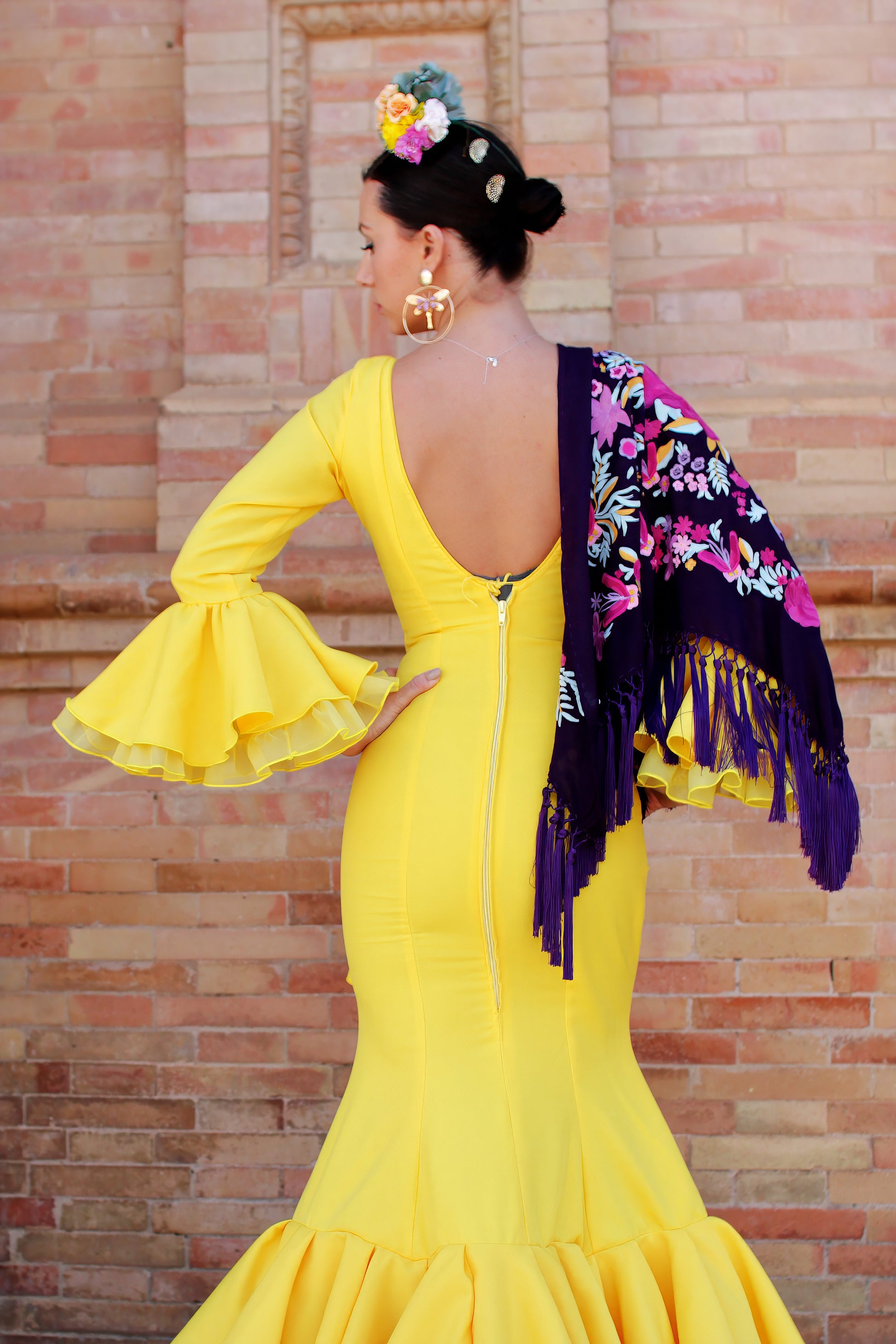 El mantón morado Elena con flores buganvilla y amarillas es ideal para quien busca un estilo flamenco único, lleno de energía y sofisticación.