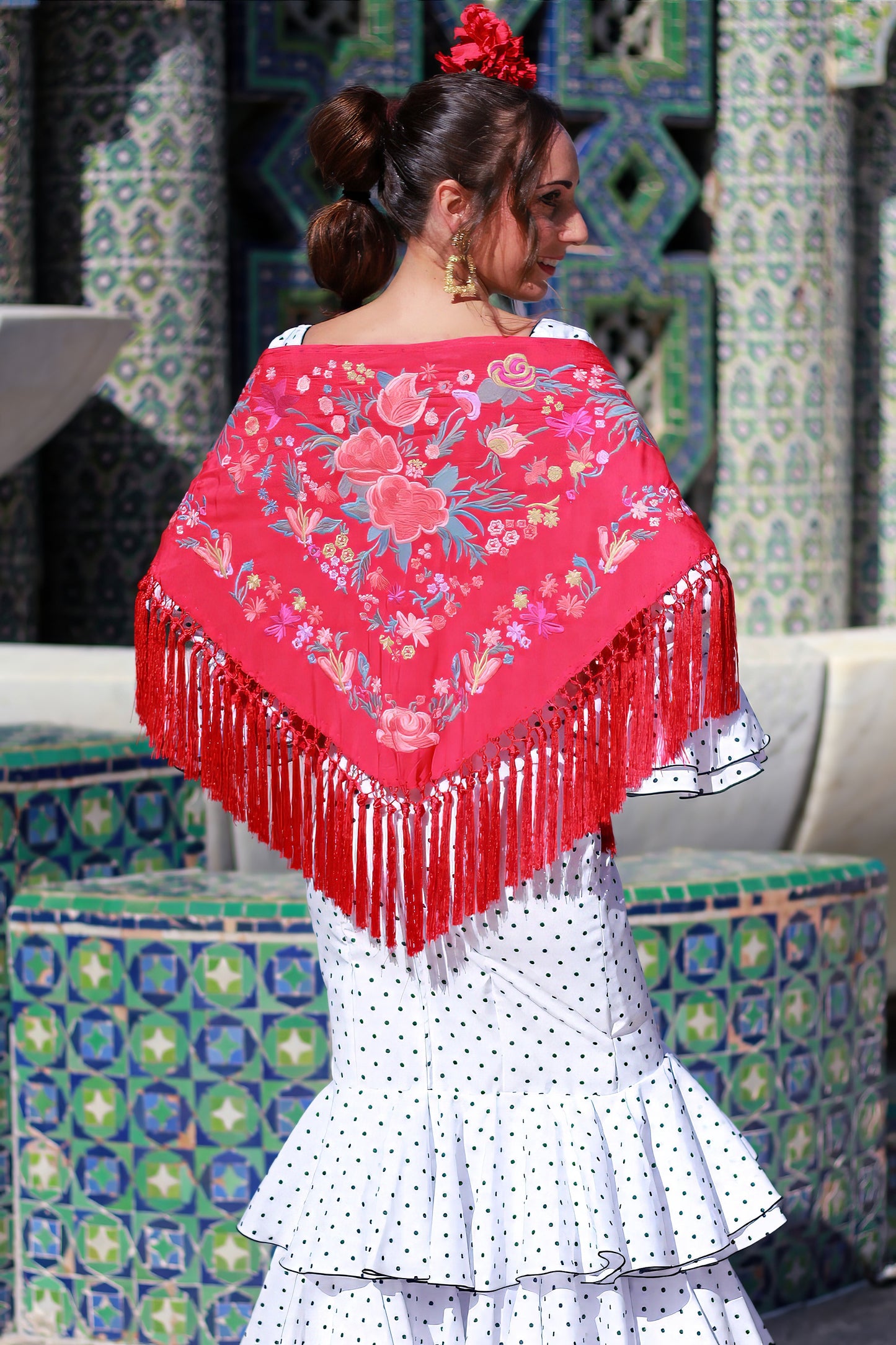 Luce vibrante y llena de carácter con el mantón rojo Noa, un complemento ideal para quienes buscan un estilo flamenco único y lleno de vida.