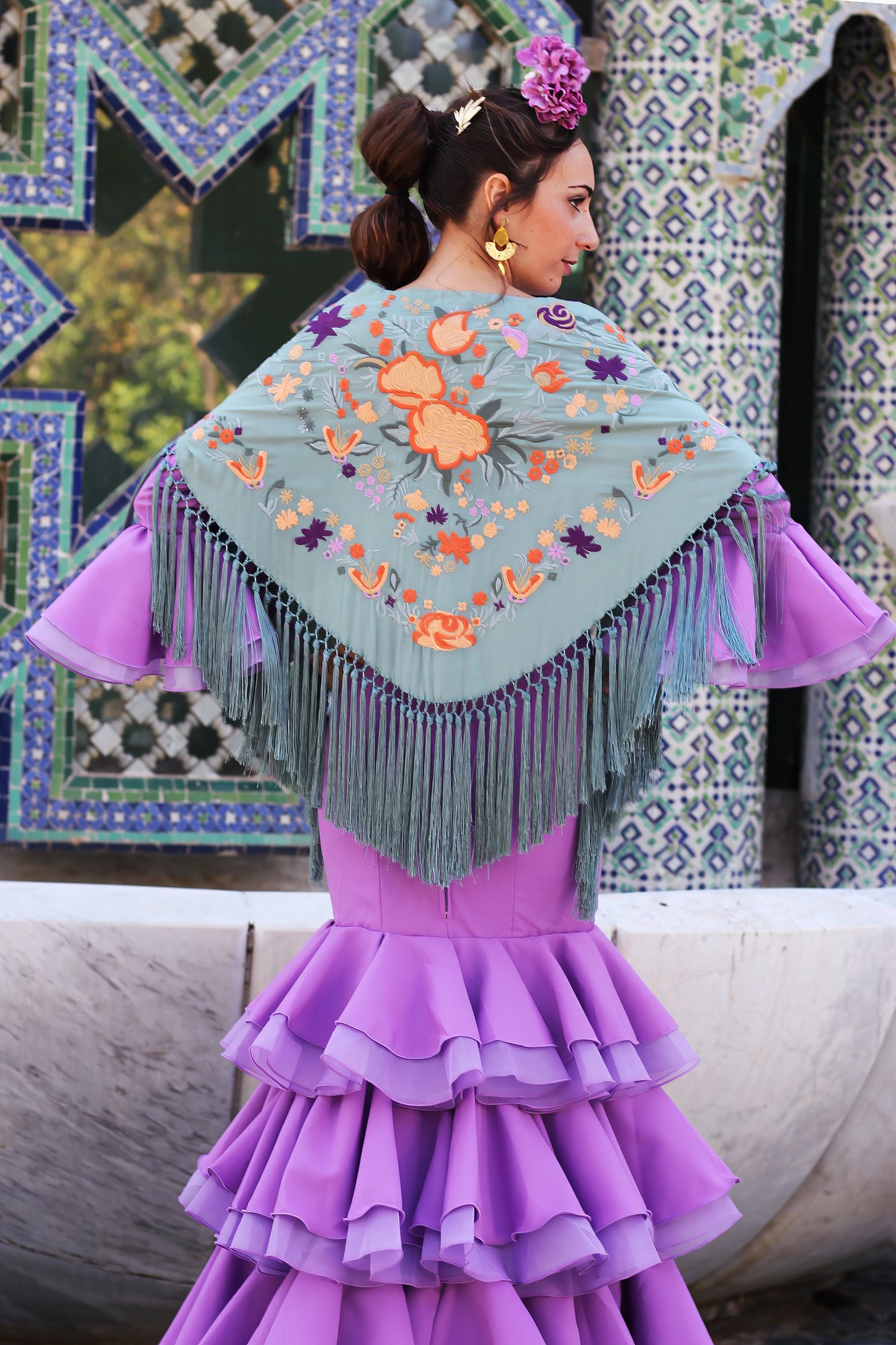 Aporta un toque de originalidad y frescura a tu traje flamenco con el mantón verde jabonoso Noa, ideal para un estilo flamenco único y elegante.