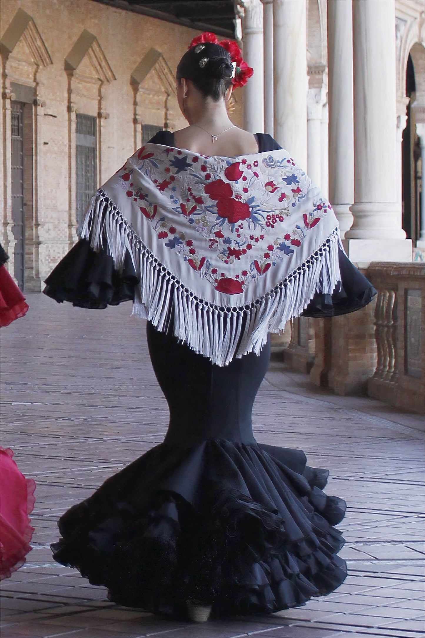 Este mantón gris con flor roja Noa es la opción perfecta para quienes buscan un toque flamenco sobrio y sofisticado para su vestimenta.