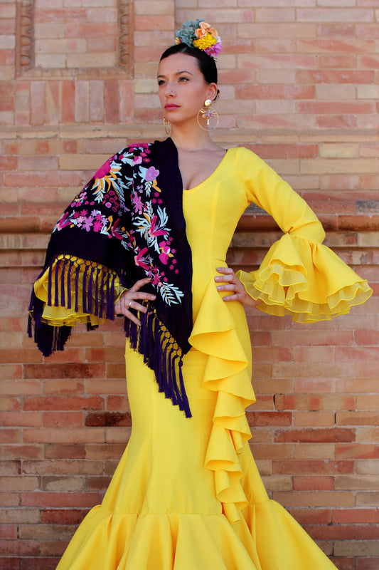 El mantón morado Elena con flores buganvilla y amarillo es el toque perfecto para un look flamenco vibrante y sofisticado.