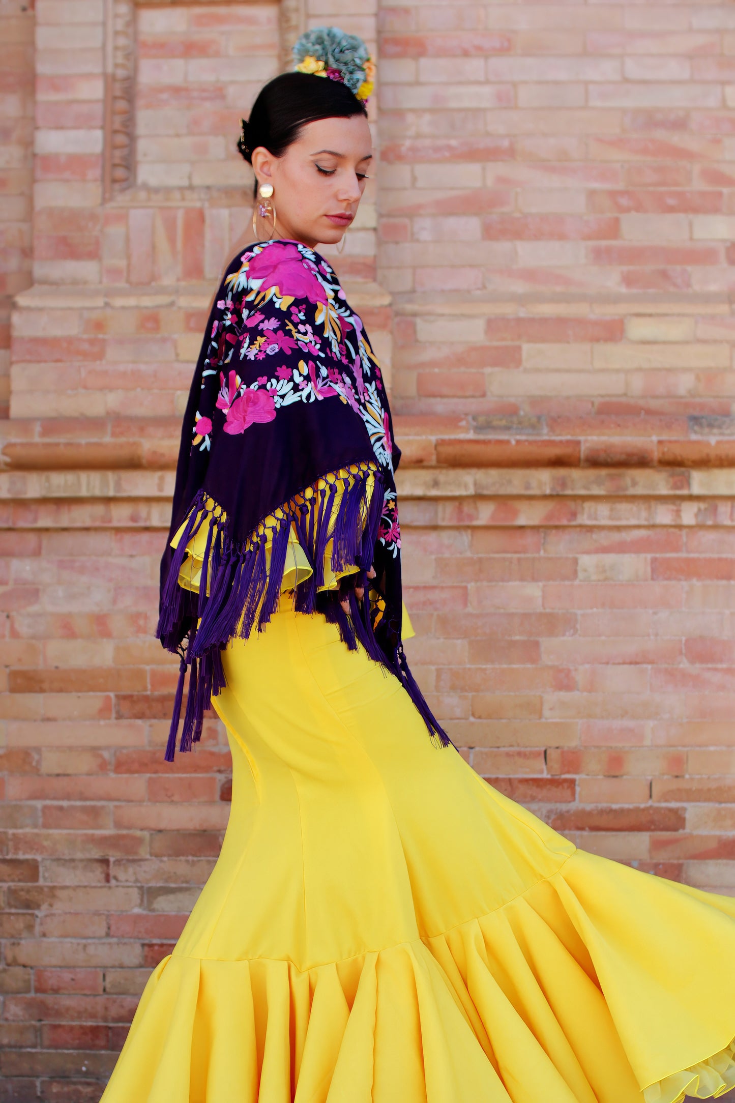 Aporta elegancia y color a tu estilo flamenco con el mantón morado Elena, diseñado con un precioso patrón floral en buganvilla y amarillo.