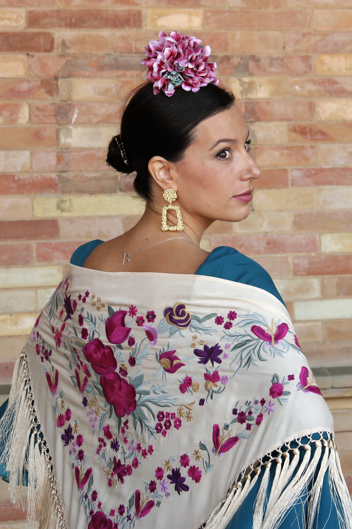 Elegantes y sencillos, los pendientes Carmona en dorado con su forma rectangular aportan un toque de sofisticación y estilo a cualquier conjunto flamenco.