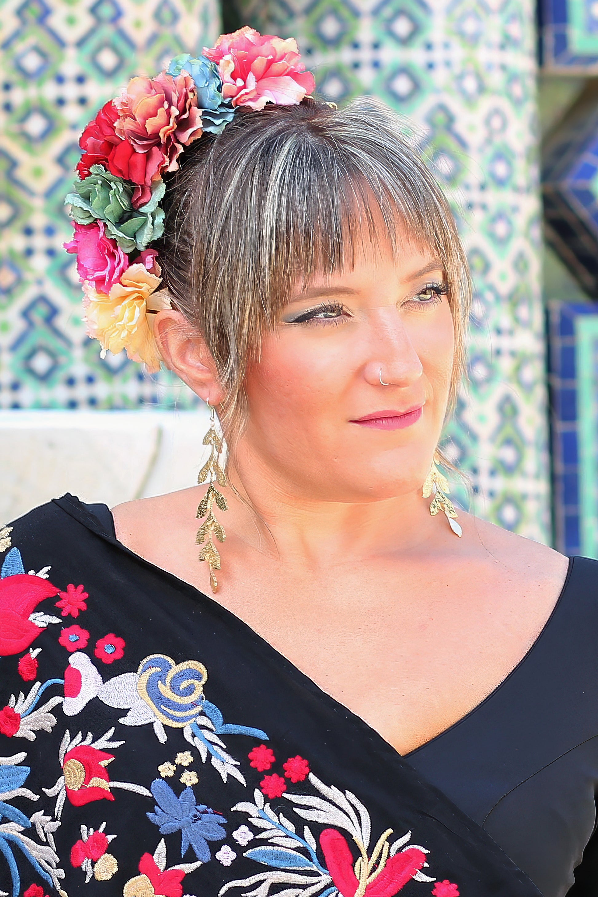 Con un diseño de hojas y un acabado dorado, los pendientes Ronda aportan elegancia y frescura a tu atuendo flamenco, siendo el complemento ideal para cualquier ocasión.