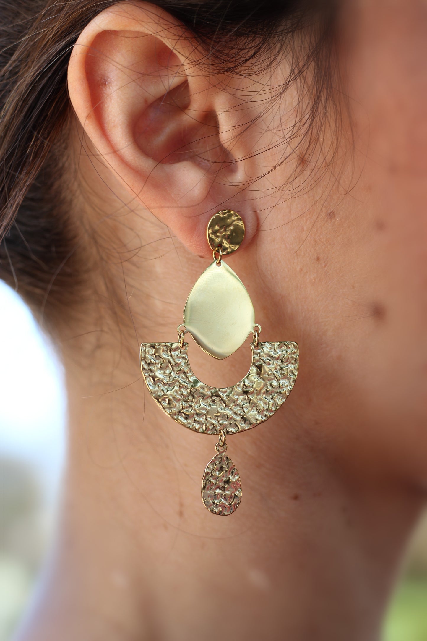 Con un diseño delicado en forma de lágrima, los pendientes Nerja son ideales para complementar cualquier traje flamenco con un toque de elegancia y brillo.