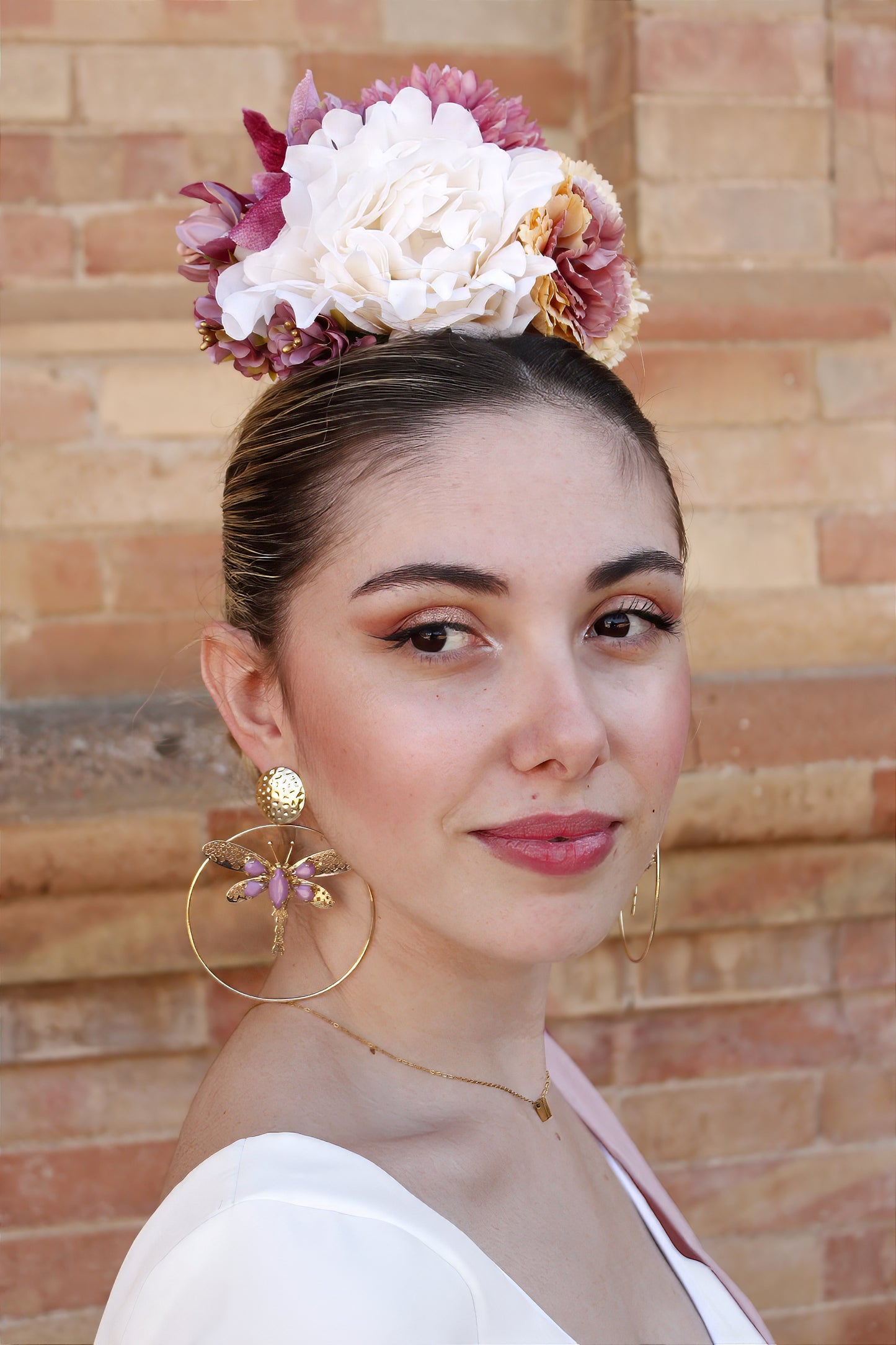 Añade un toque original a tu look flamenco con los pendientes Jara. La libélula dorada y los detalles en malva sobre el aro dorado los hacen perfectos para cualquier ocasión flamenca.

