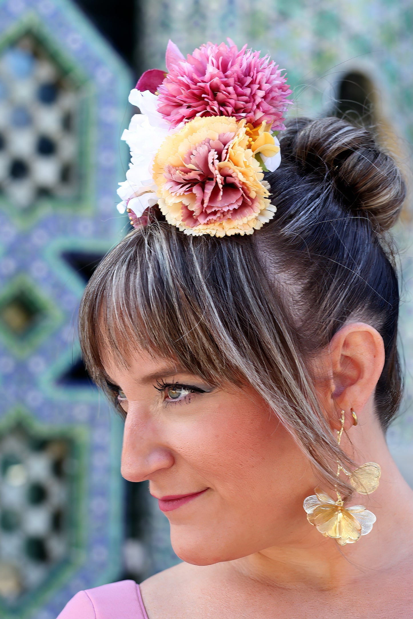 Los pendientes Jerez, con su diseño exclusivo de alas doradas, ofrecen sofisticación y distinción, convirtiéndolos en el complemento perfecto para tu traje flamenco.