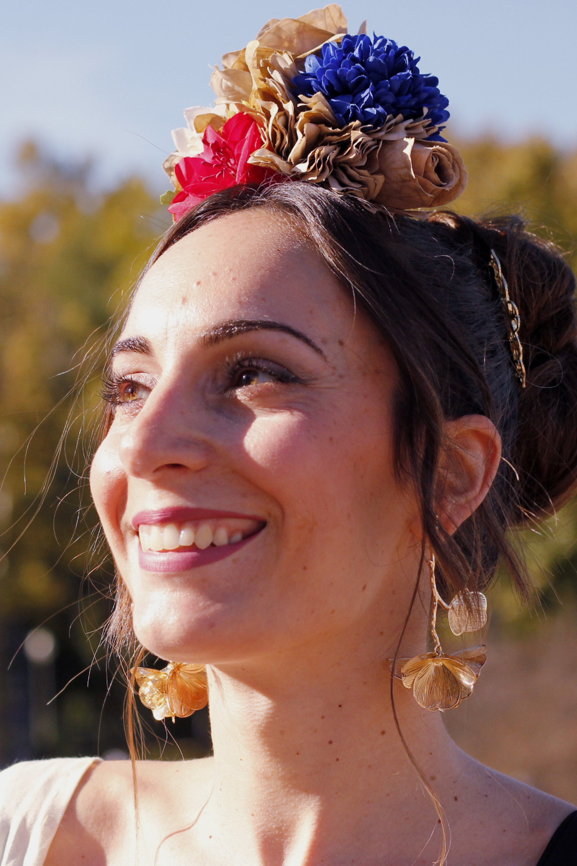 Con un diseño elegante y único, los pendientes Jerez con alas doradas son el accesorio ideal para darle un toque original y sofisticado a tu look flamenco.