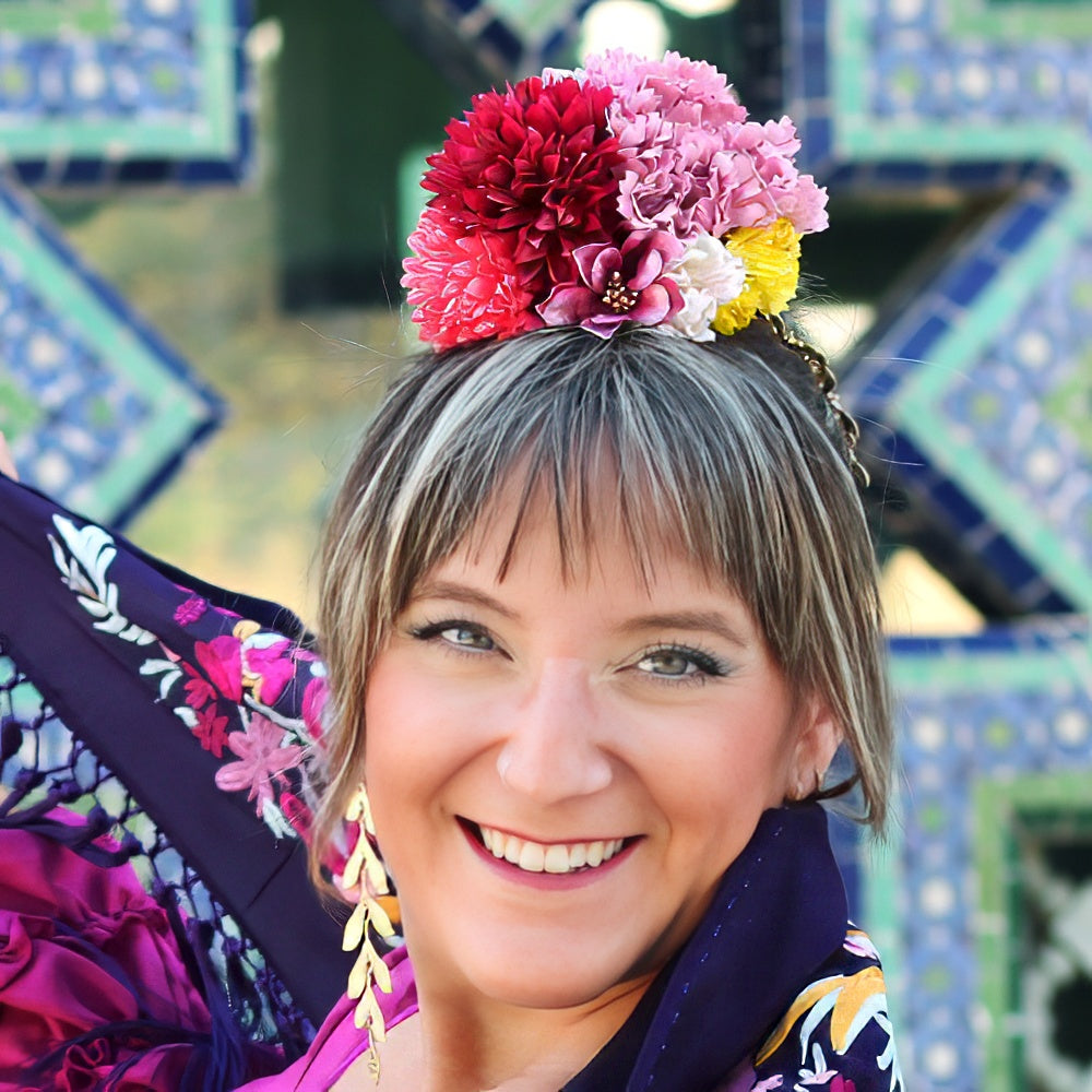 Los pendientes Ronda, largos y elegantes, destacan por su diseño de hojas doradas, añadiendo un toque natural y sofisticado a tu look flamenco.