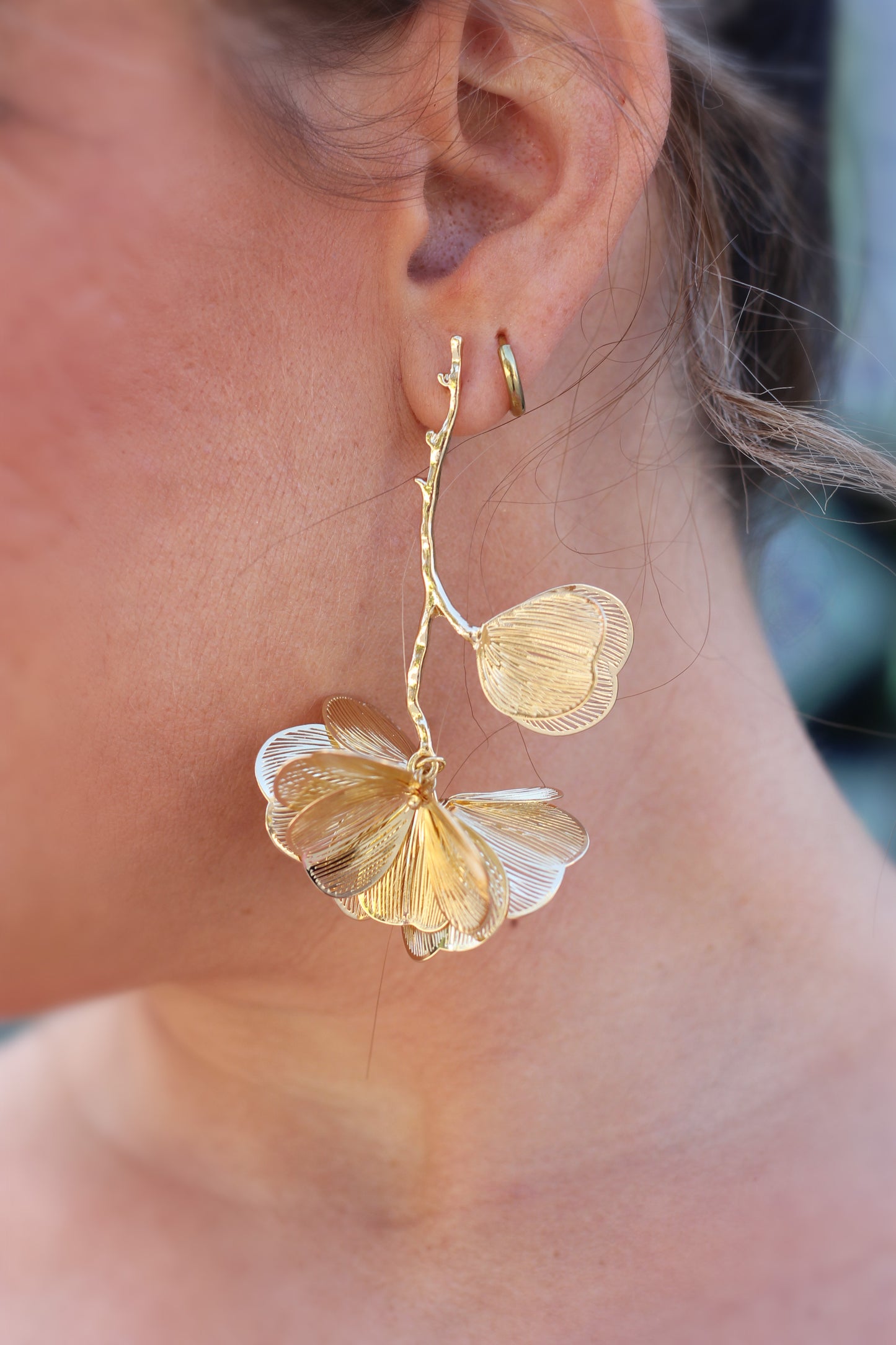 Los pendientes Jerez con tres pares de alas doradas aportan un toque de elegancia y originalidad, ideales para complementar cualquier look flamenco con un estilo único.