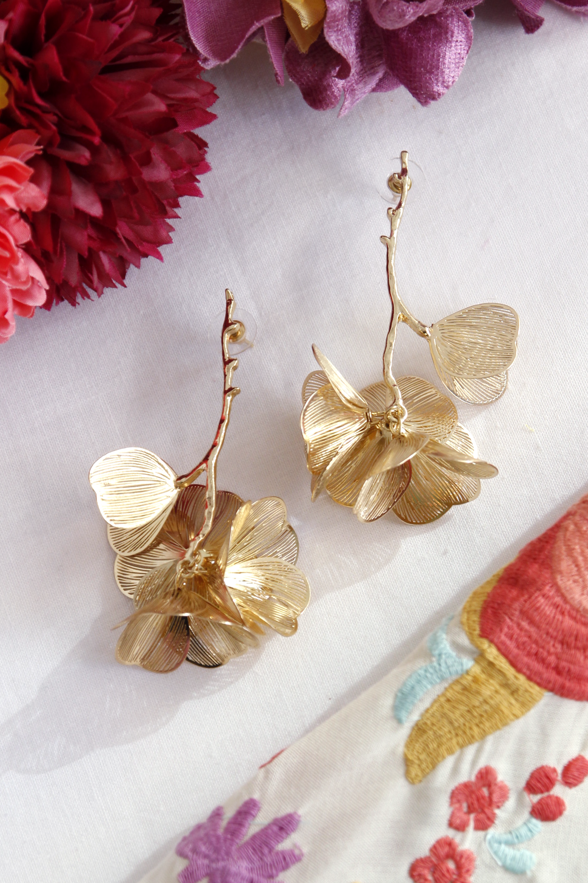 Los pendientes Jerez con tres pares de alas doradas aportan un toque de elegancia y originalidad, ideales para complementar cualquier look flamenco con un estilo único.