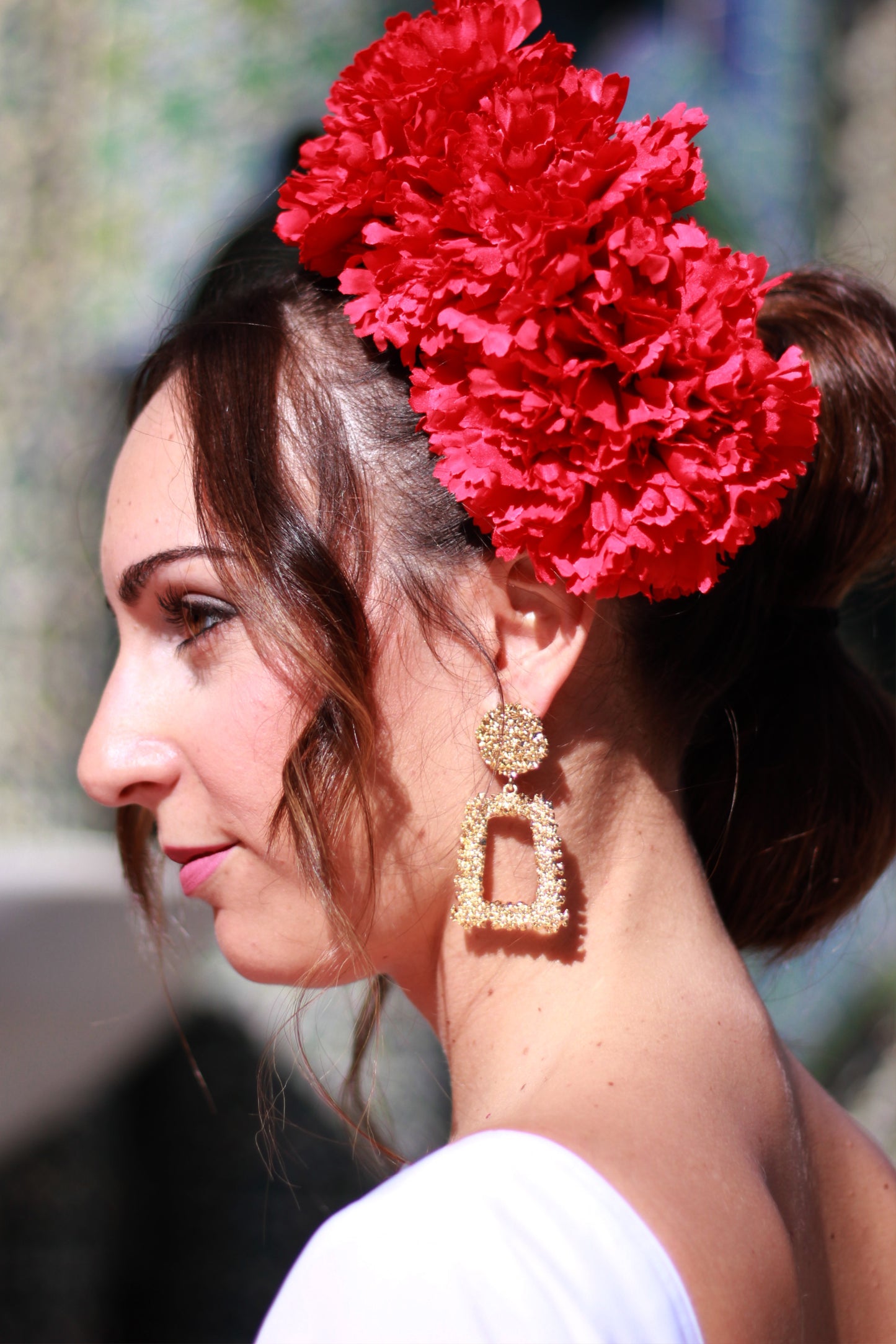 Los pendientes Carmona en dorado, con su diseño rectangular y elegante, son el complemento ideal para añadir un toque de sofisticación y modernidad a tu look flamenco.