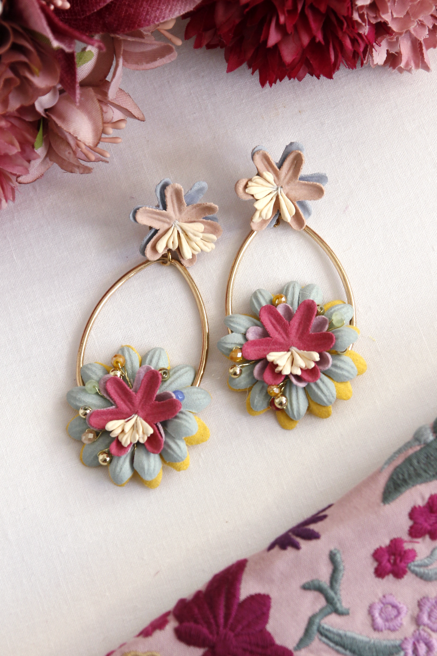 Los pendientes de flamenca Ubrique combinan la belleza de un diseño floral con un elegante óvalo dorado. Su estilo armonioso y delicado los convierte en un complemento perfecto para realzar cualquier traje de flamenca, añadiendo un toque de frescura y sofisticación a tu look. Ideales para lucir en ferias y romerías con un encanto único.