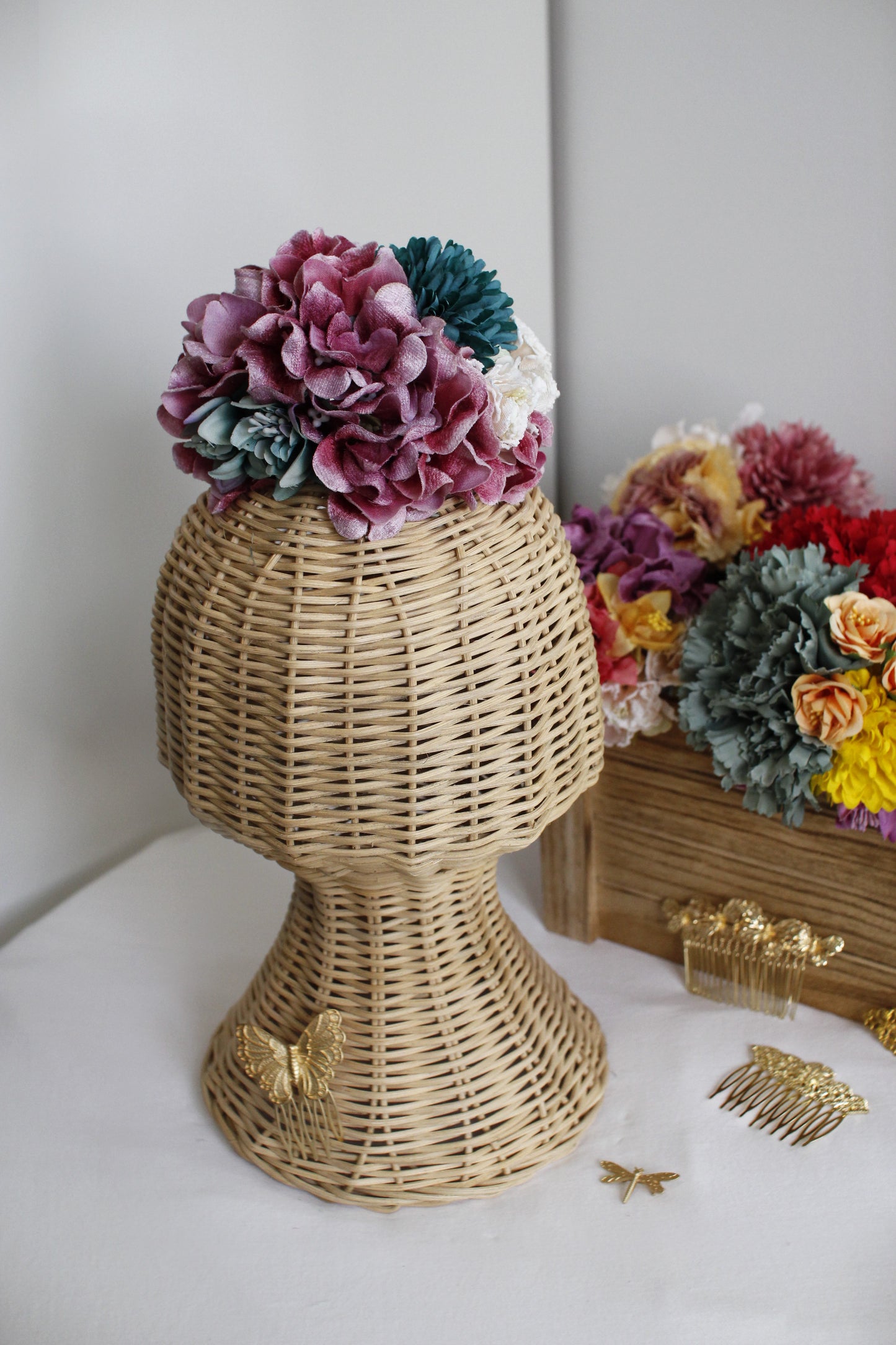 El ramillete Alma, hecho a mano en tonos buganvilla y verde agua, es el complemento perfecto para darle un toque de magia a tu look flamenco. Ideal para destacar con estilo y autenticidad en cualquier evento flamenco.