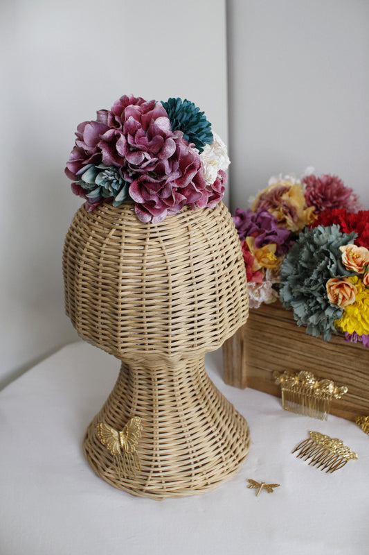 El ramillete Alma, hecho a mano en tonos buganvilla y verde agua, es el complemento perfecto para darle un toque de magia a tu look flamenco. Ideal para destacar con estilo y autenticidad en cualquier evento flamenco.