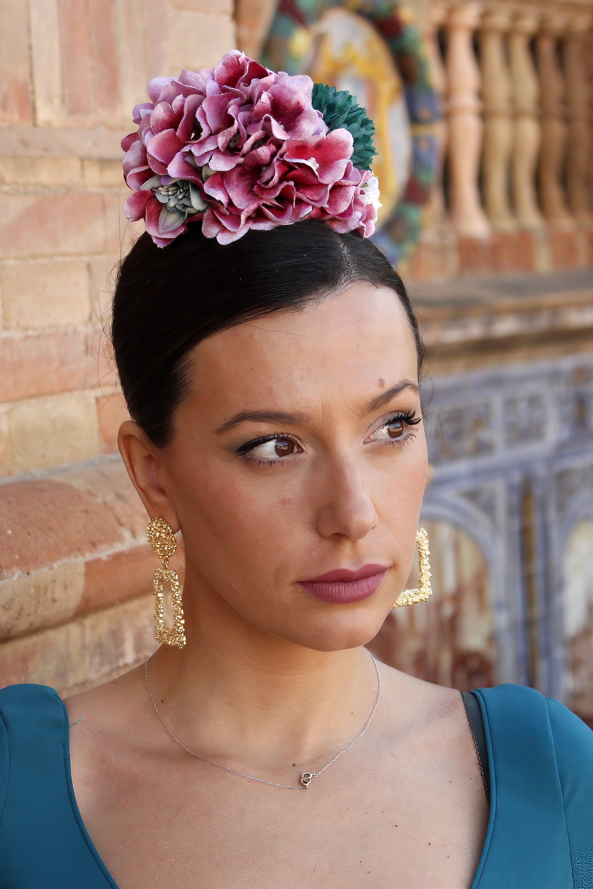 Con el ramillete Alma, en buganvilla y verde agua, destacarás con un complemento lleno de autenticidad. Hecho a mano, este ramillete es ideal para darle vida a tu look flamenco con un toque único.