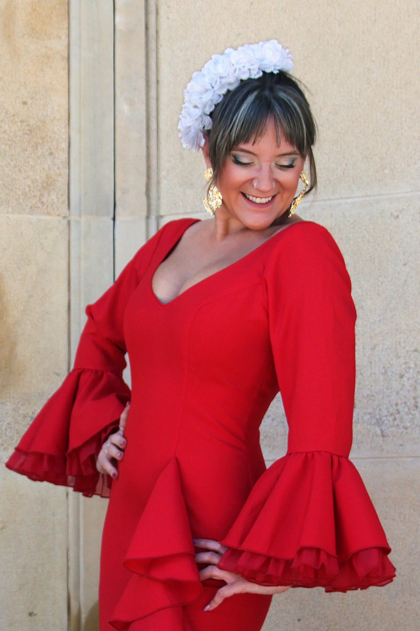 Dale un toque de luz a tu look flamenco con el ramillete Alumbrao en blanco. Este ramillete atemporal es ideal para quienes buscan frescura y sofisticación en su estilo flamenco.