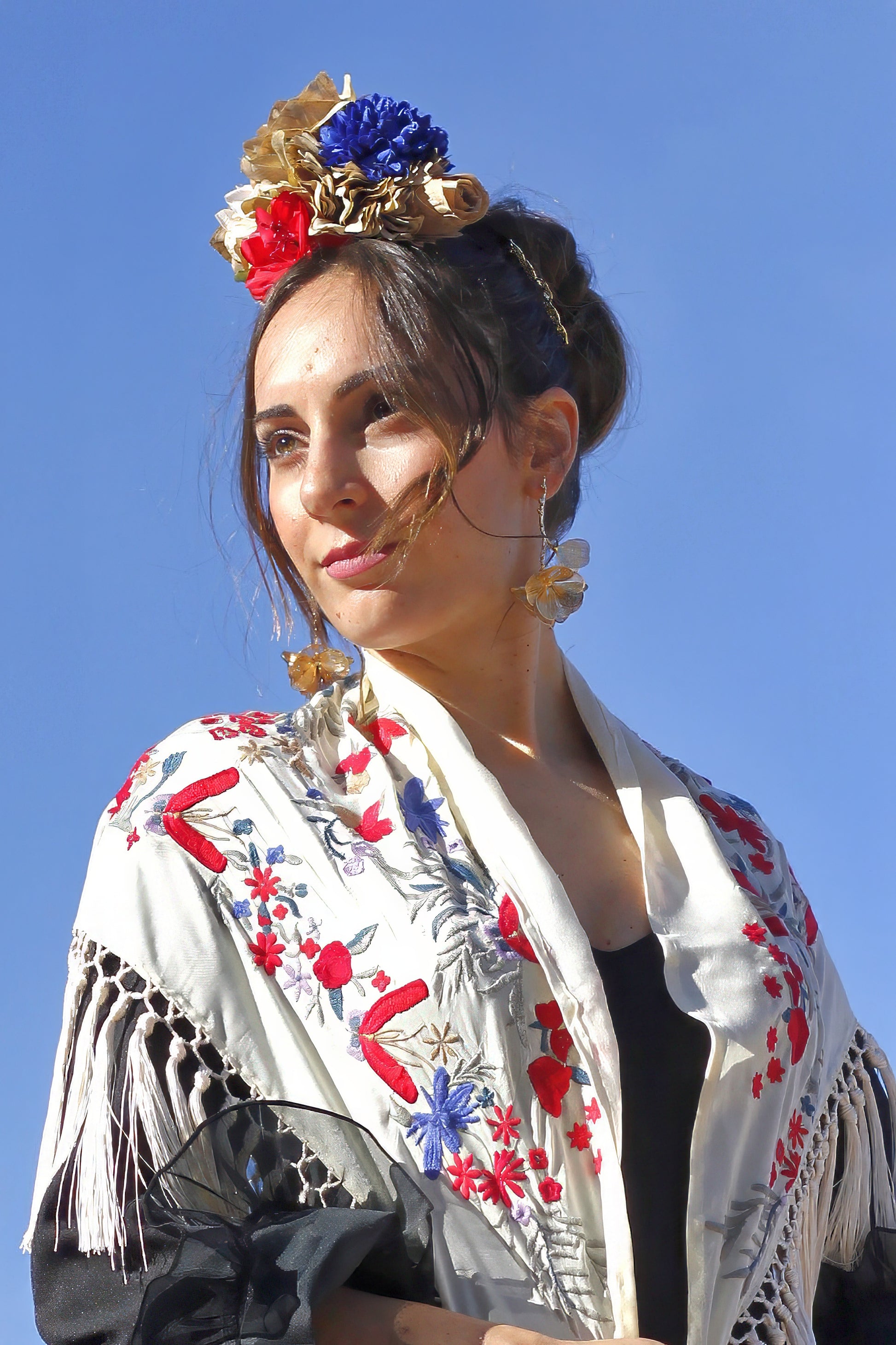 Dale vida a tu estilo flamenco con el ramillete Bulería, hecho a mano en tonos beige, rojo y azul. Perfecto para realzar tu look en la feria o en una romería con un toque de distinción.

