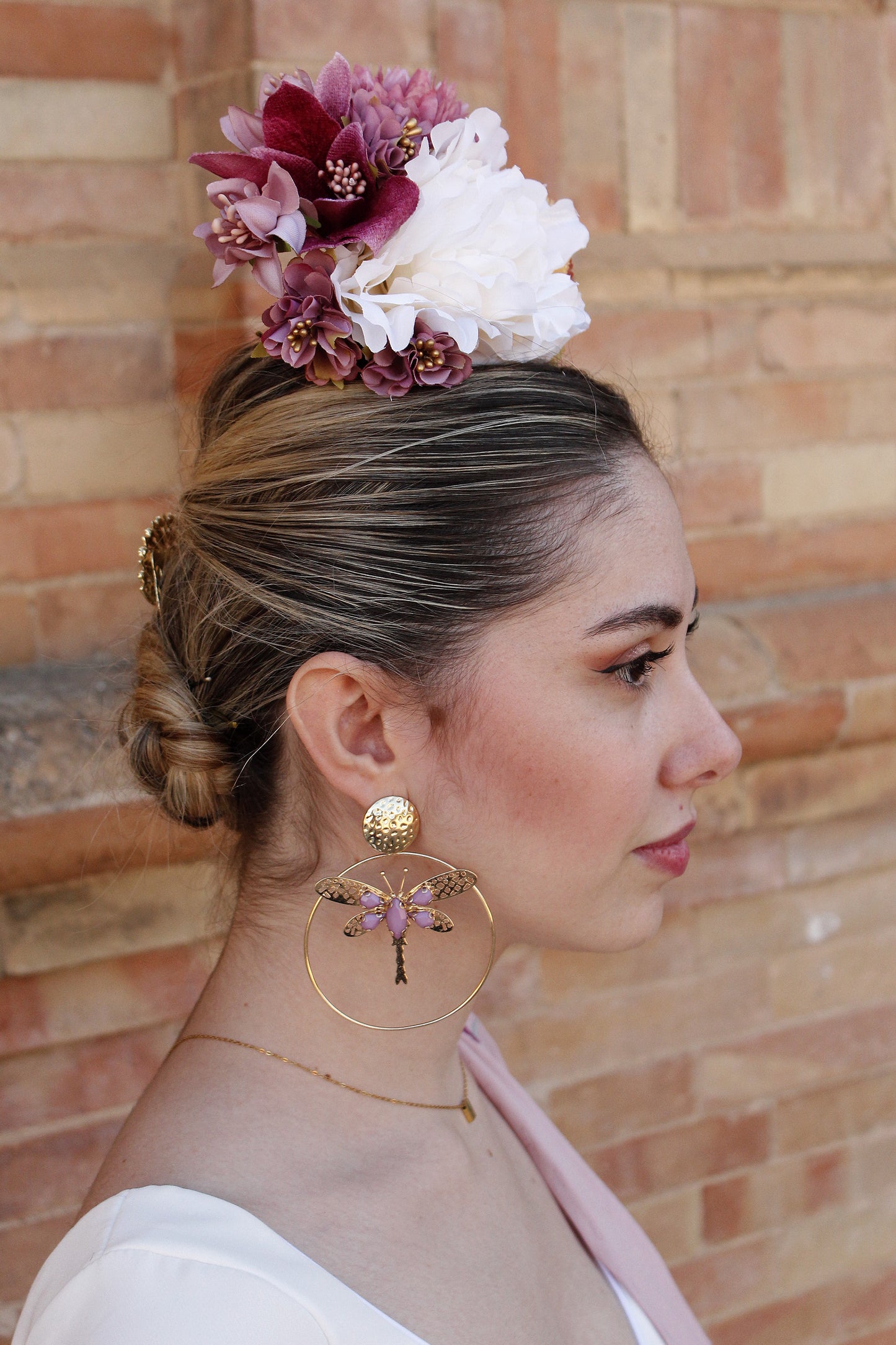 Dale un toque encantador y elegante a tu look flamenco con el ramillete Duende. Hecho a mano en tonos blanco, rosa y amarillo, es el complemento perfecto para un estilo flamenco delicado y único.